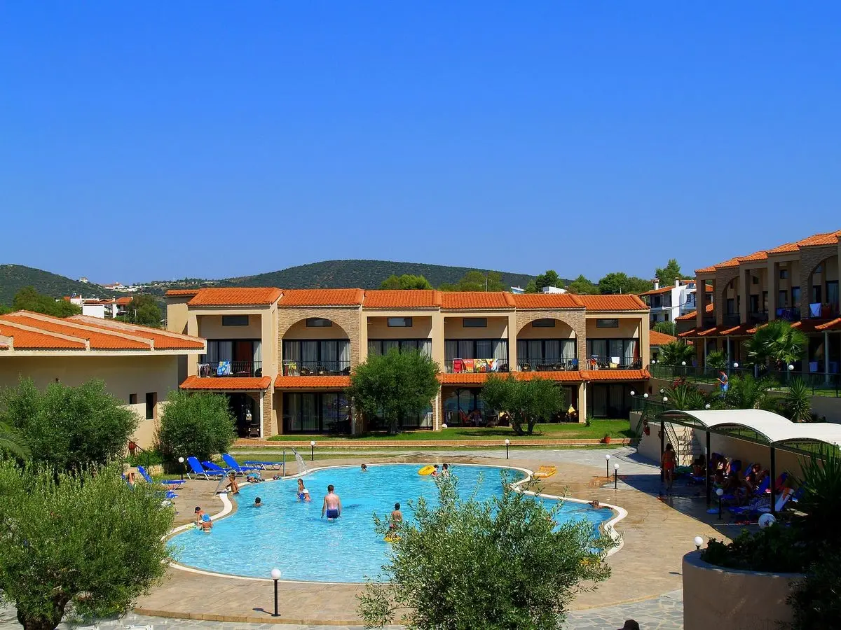 Двуетажни сгради в стил гръцко селце около открития басейн – Village Mare, Ситония
