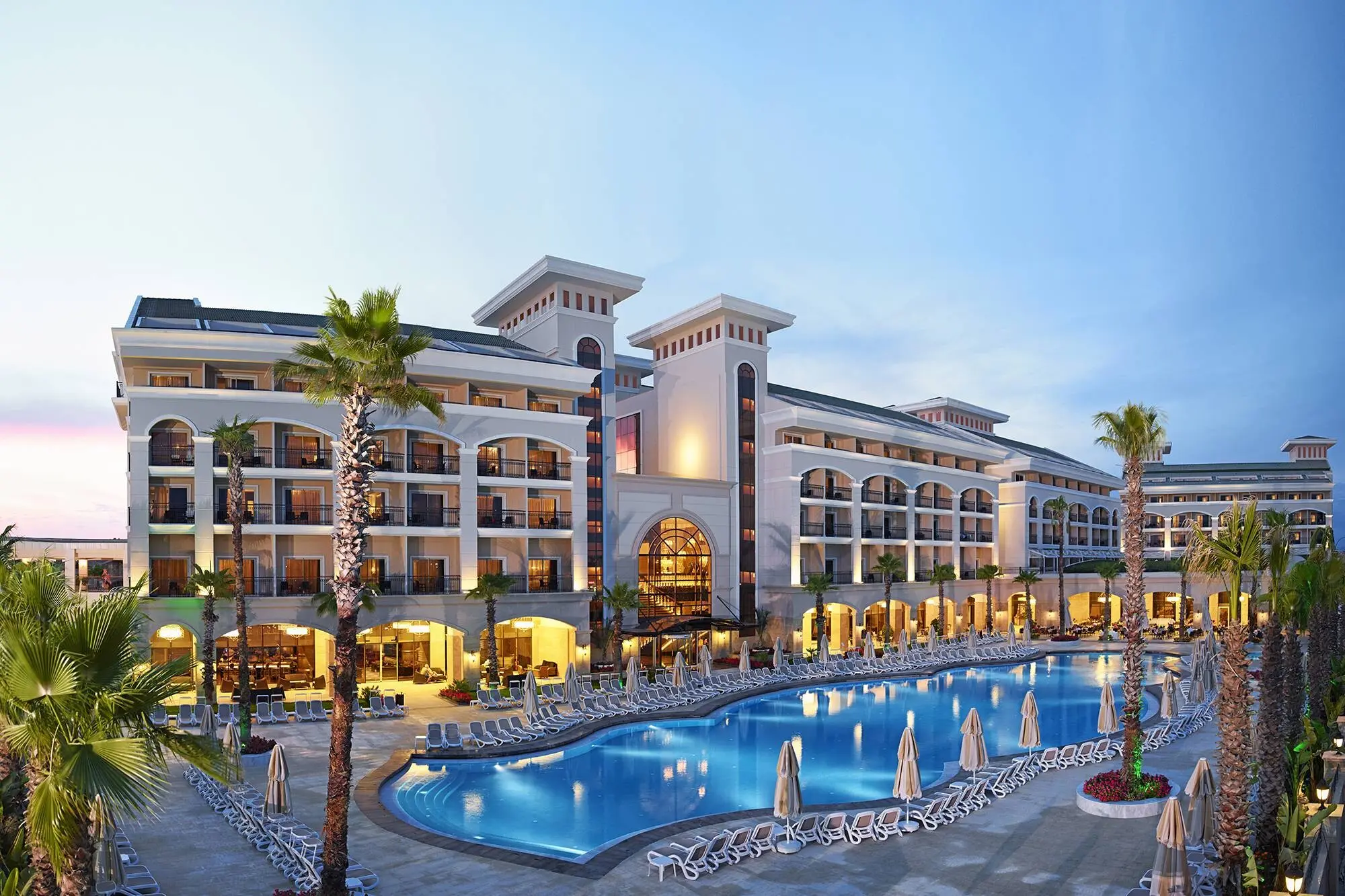 Хотелски комплекс с басейн и палми по залез слънце – Dobedan Exclusive Hotel & SPA, Белек