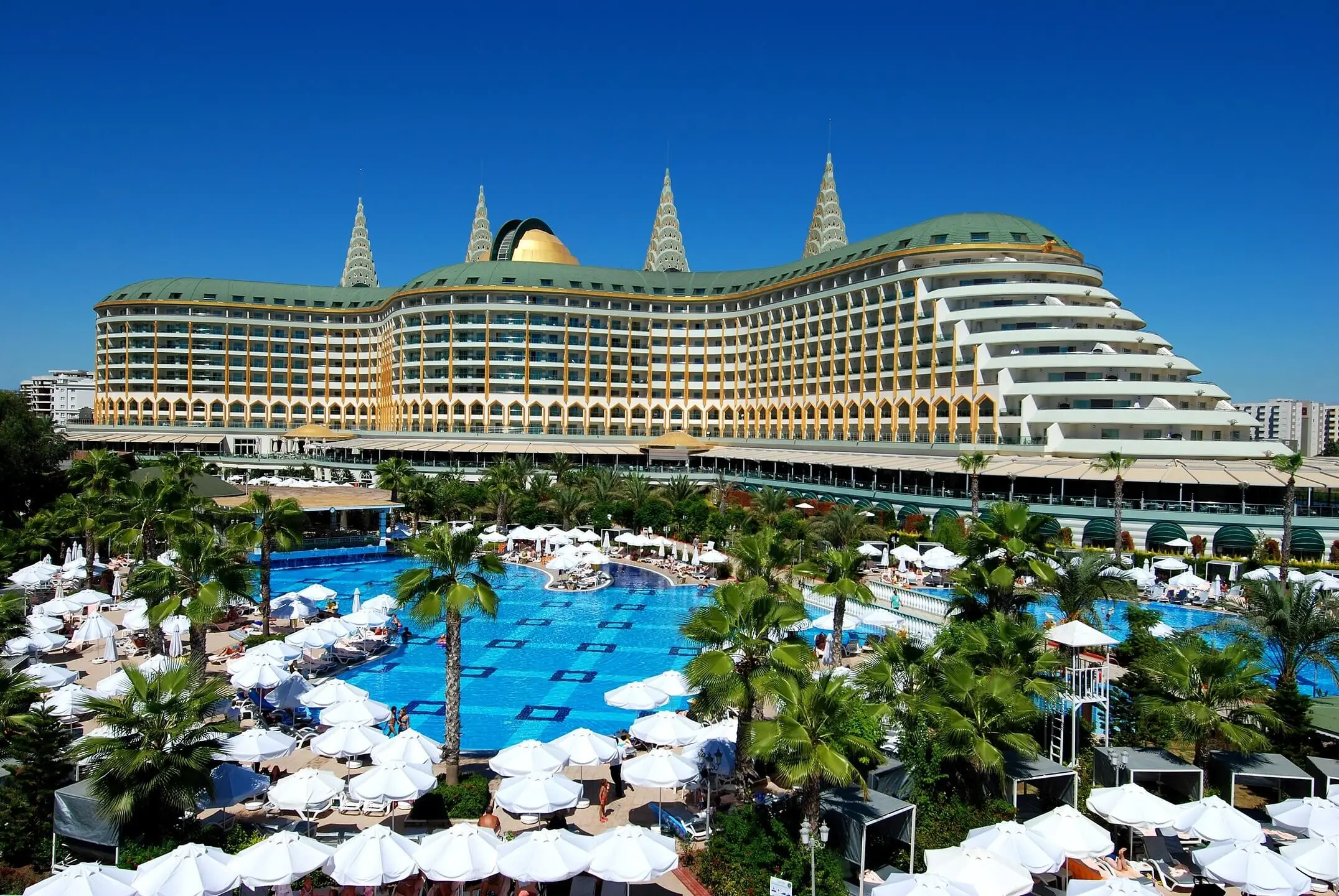 Общ изглед към хотела и големия басейн с шезлонги и палми – Delphin Imperial, Лара Кунду