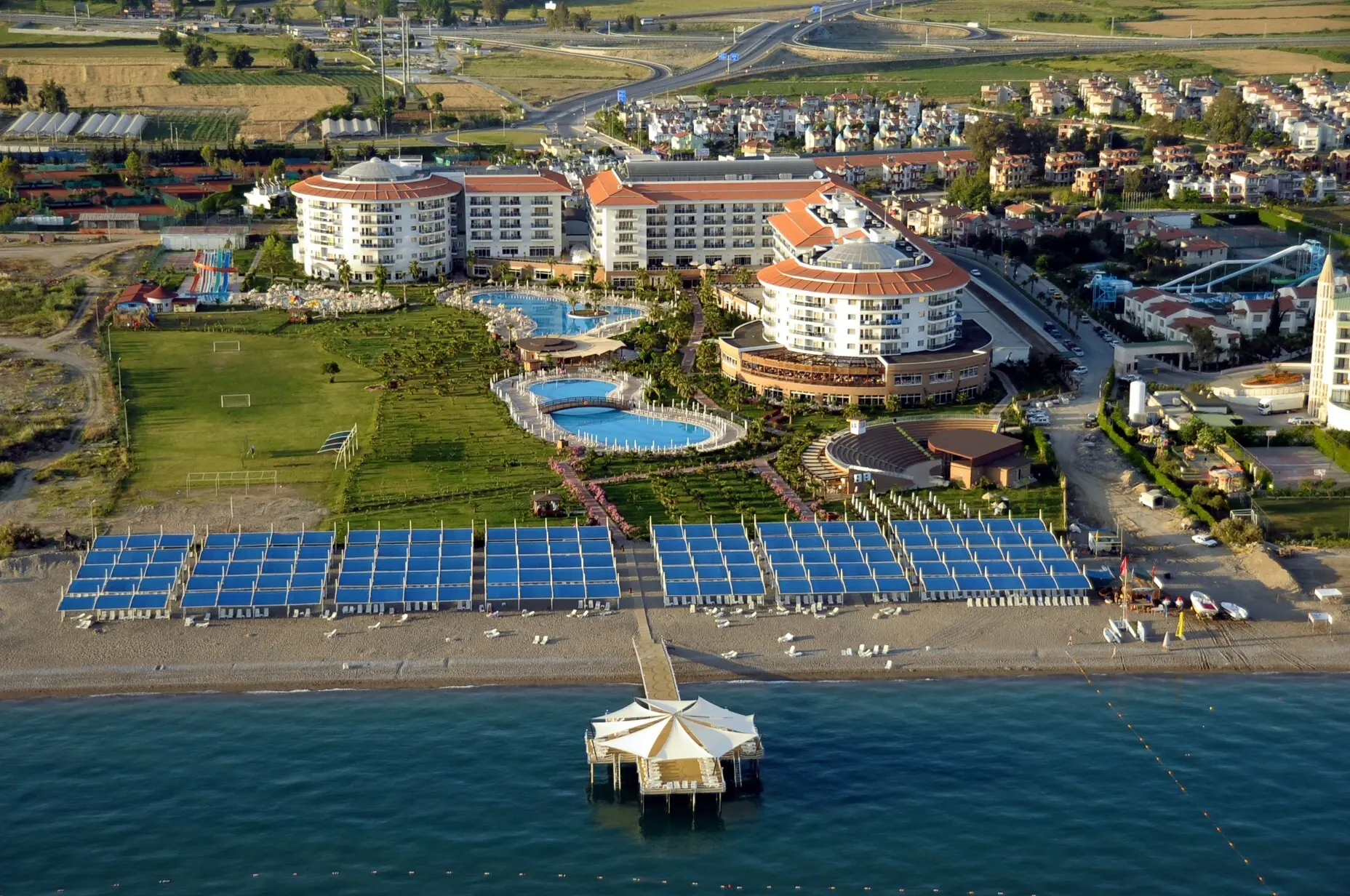 Въздушна снимка на хотела, плажа и пристан навътре в морето – Seaden Sea World Resort & Spa, Сиде