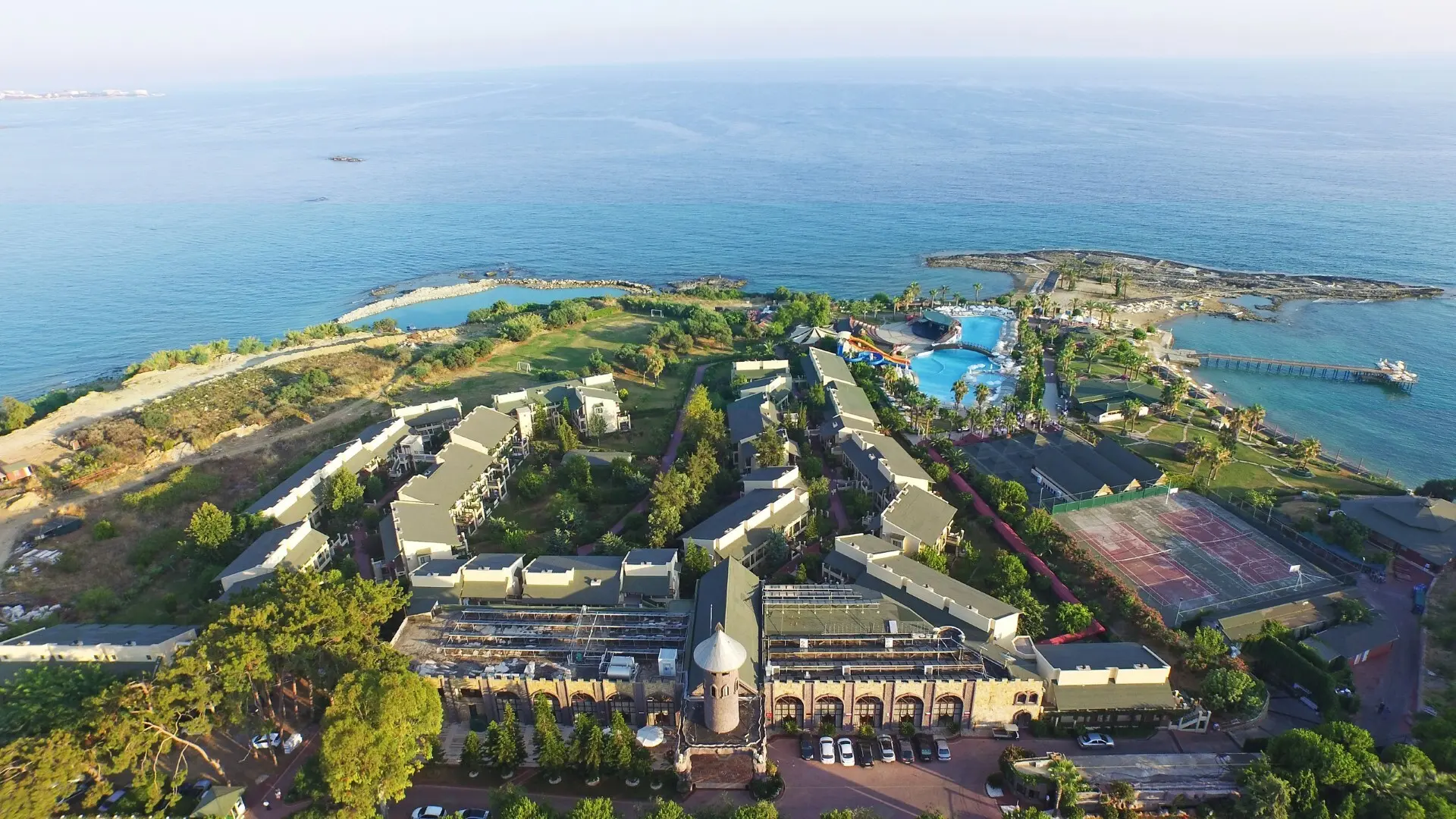 Комплексът на малкия полуостров сред зеленина и морето, поглед отгоре – Oz Hotels Incekum Beach Resort, Алания