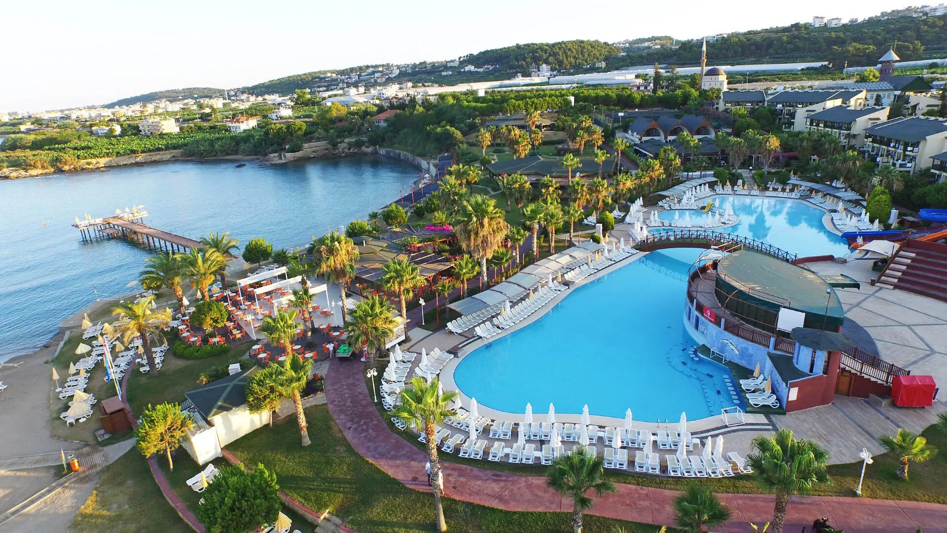 Голям басейн с шезлонги, лагуна и палми, снимка отгоре – Oz Hotels Incekum Beach Resort, Алания
