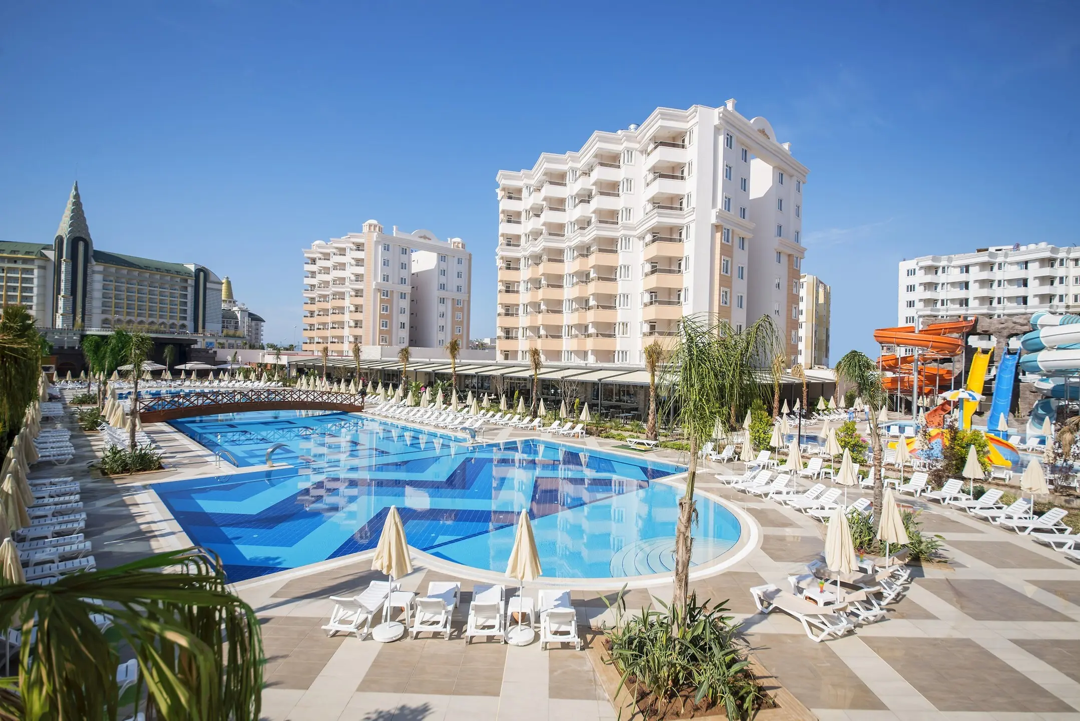 Басейн с водни пързалки пред корпусите на хотела – Ramada Resort by Wyndham Lara, Лара Кунду
