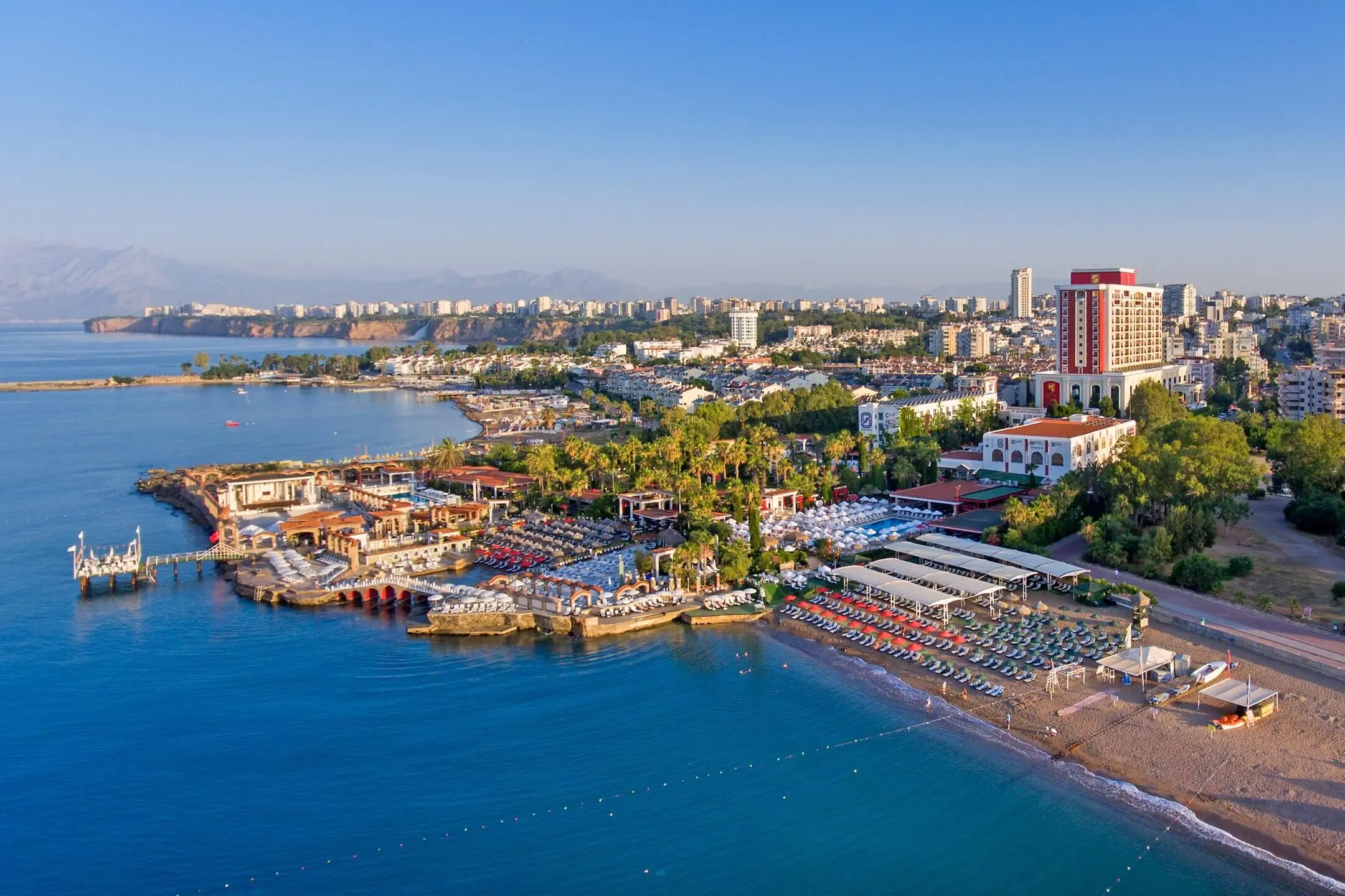 Изглед от въздуха към комплекса на брега с Анталия на заден план – Club Hotel Sera, Лара Кунду
