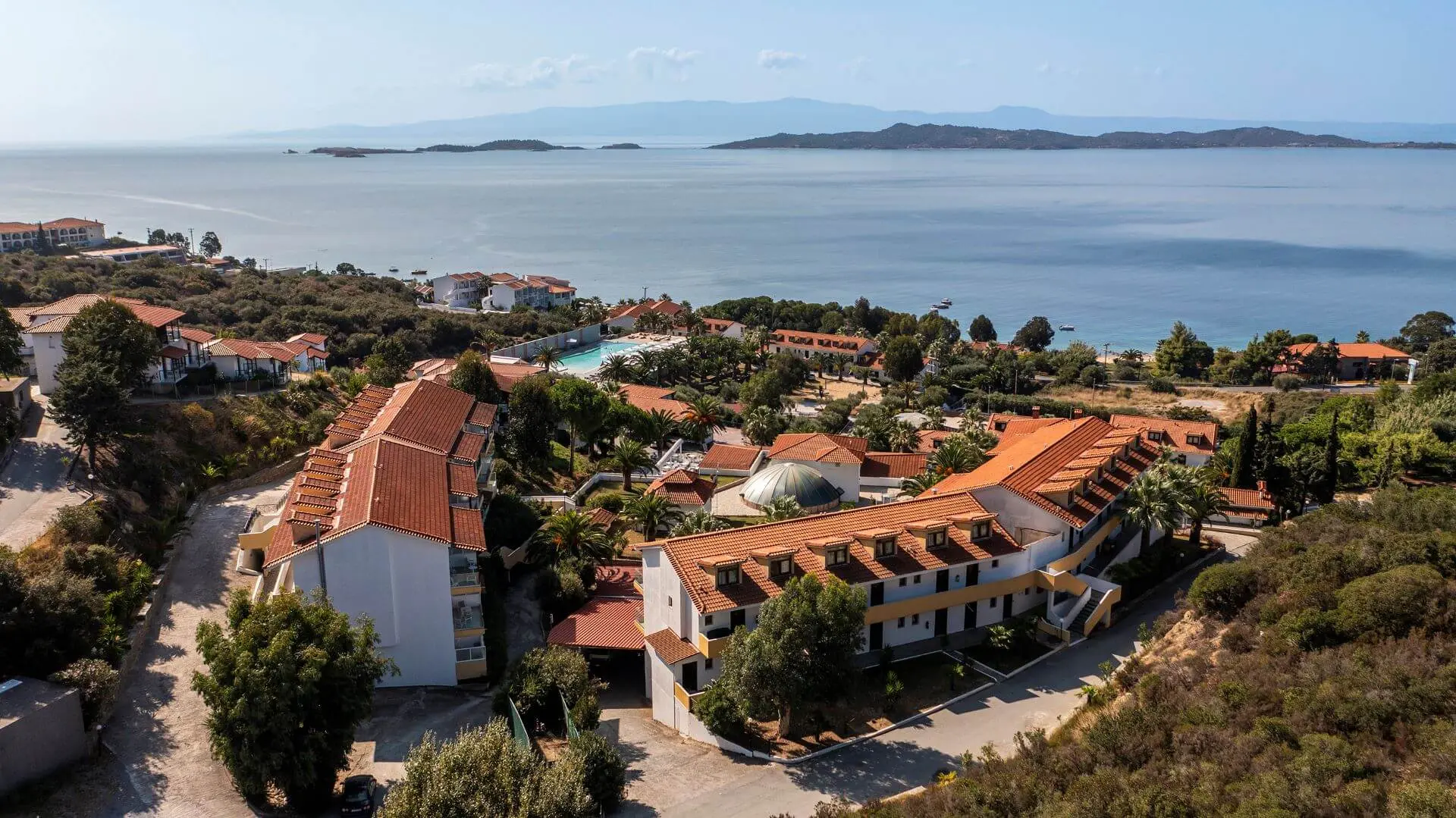 Комплексът на хълма с изглед към залива и островите – Aristoteles Holiday Resort & SPA, Атон