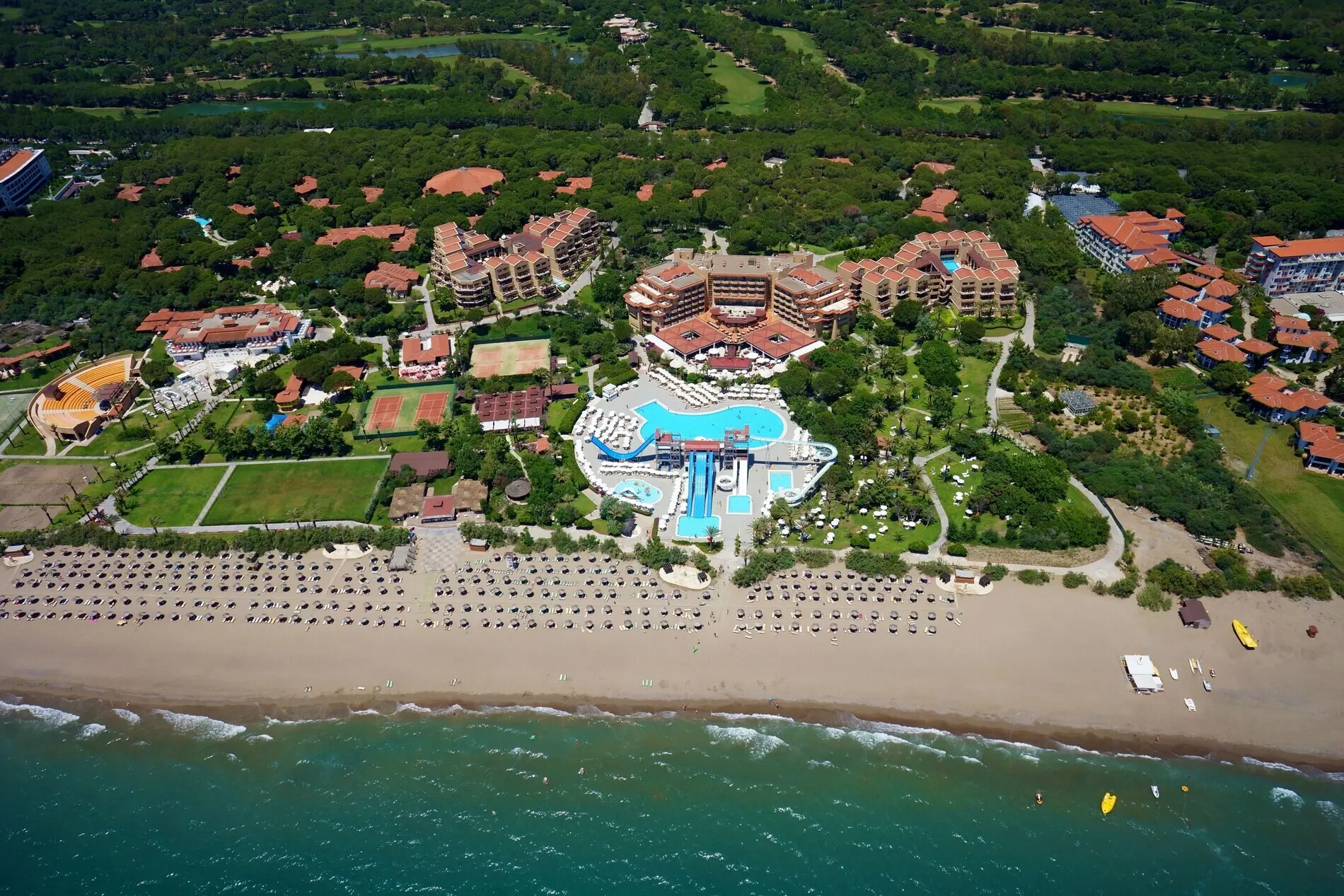 Въздушна снимка на хотела с басейн с пързалки, плажа и морето – Asteria Family Resort Belek, Белек