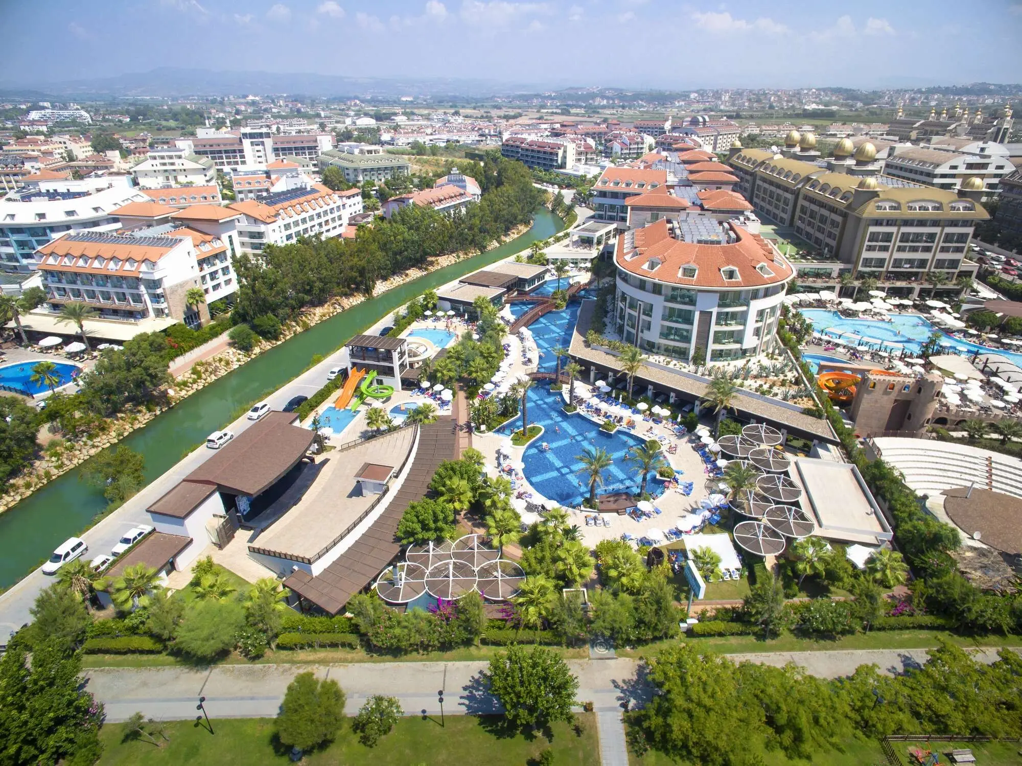 Изглед отгоре към комплекса с басейните край реката в Евренсеки – Sunis Evren Beach Resort Hotel & Spa, Сиде