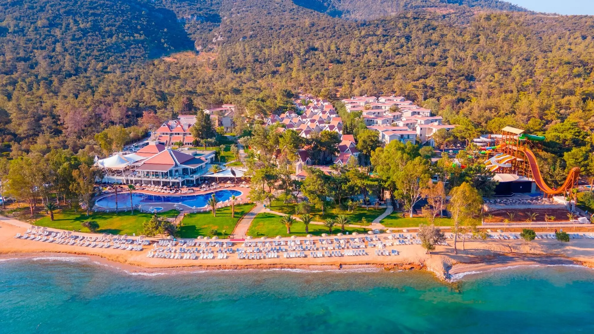 Въздушен изглед към комплекса сред борова гора и плажа в Акбюк – Long Beach Club Nature, Дидим