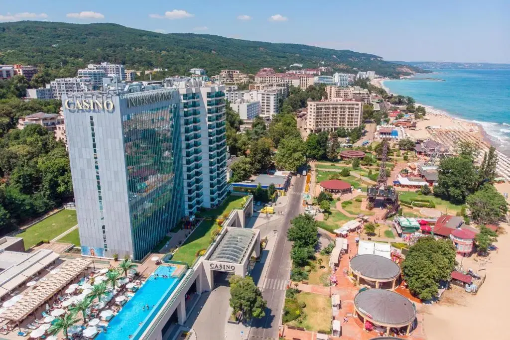 Въздушен изглед на кулата с надпис Casino, басейна и брега – Интернационал Хотел Казино и Тауър Суитс, Златни пясъци