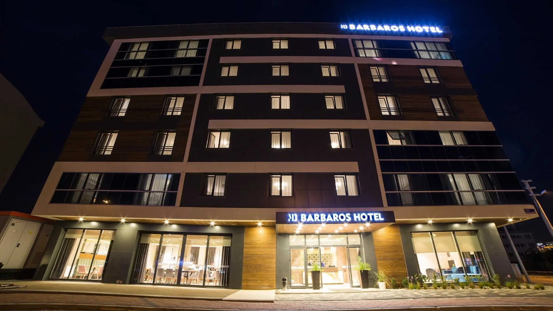 Осветена фасада на шестетажния хотел с надпис Barbaros Hotel във вечерта – MD Barbaros, Чанаккале