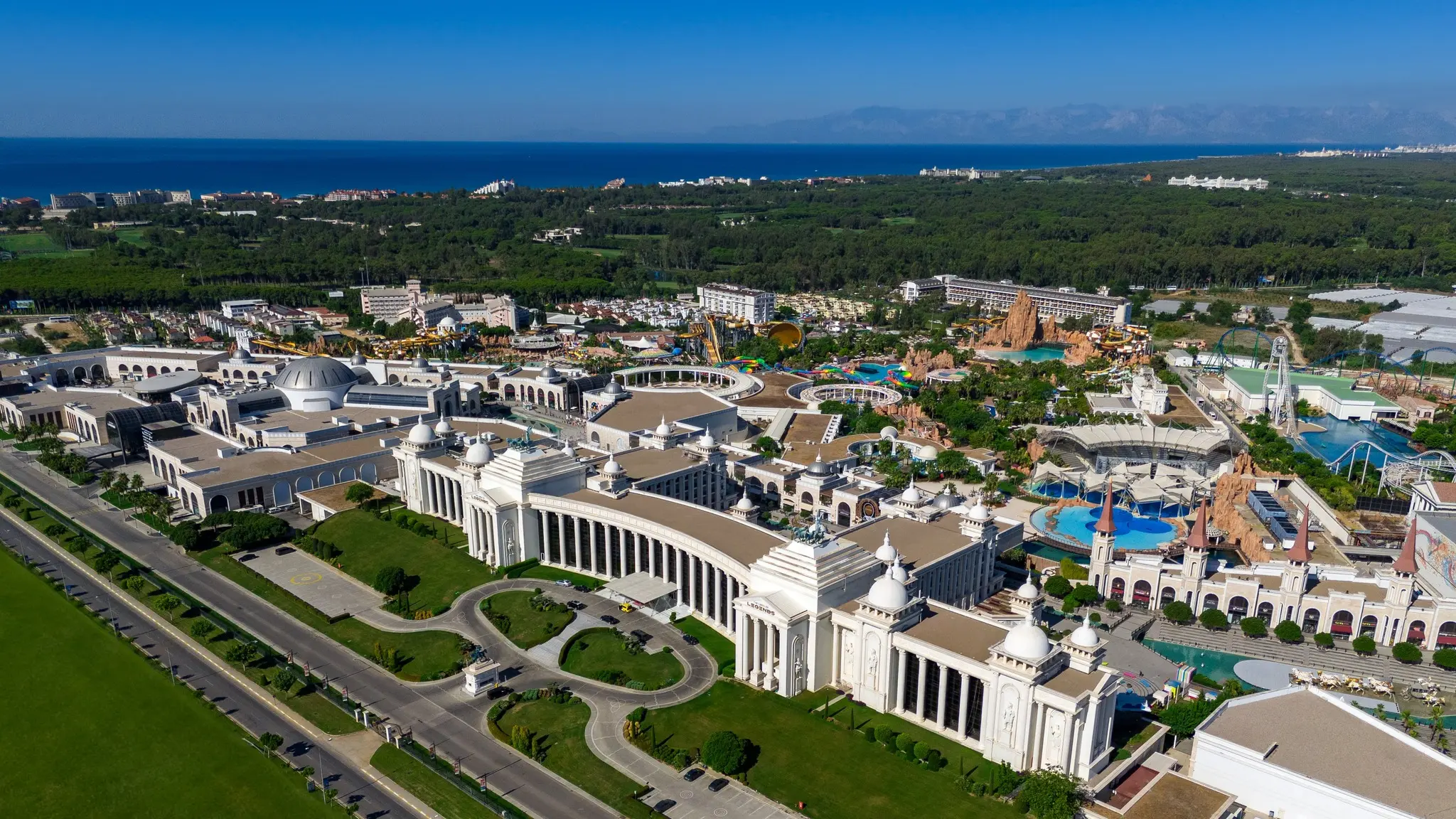 Дворцов комплекс с колонади, басейни и аквапарк, поглед отгоре – The Land Of Legends Kingdom Hotel, Белек