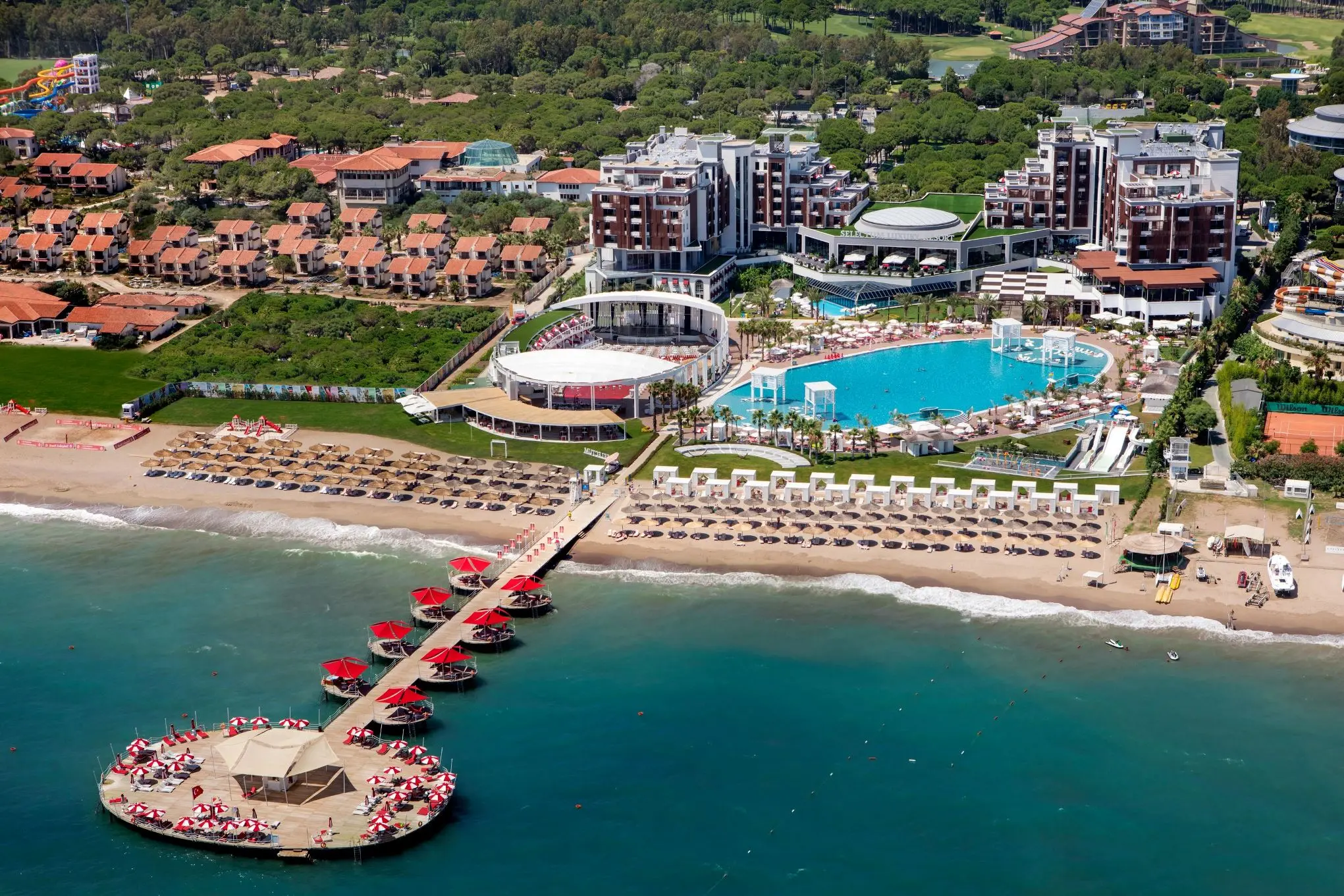 Въздушна гледка към плажа, кея и големия басейн на комплекса – Selectum Luxury Resort, Белек