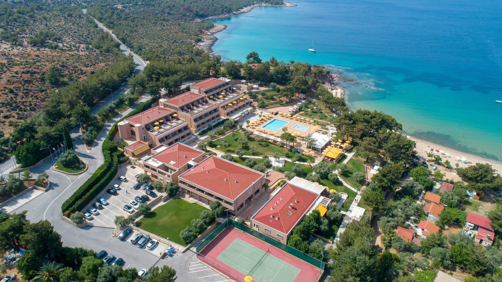 Отгоре: комплексът, тенис кортове и морето – Royal Paradise Beach Resort & SPA, Тасос