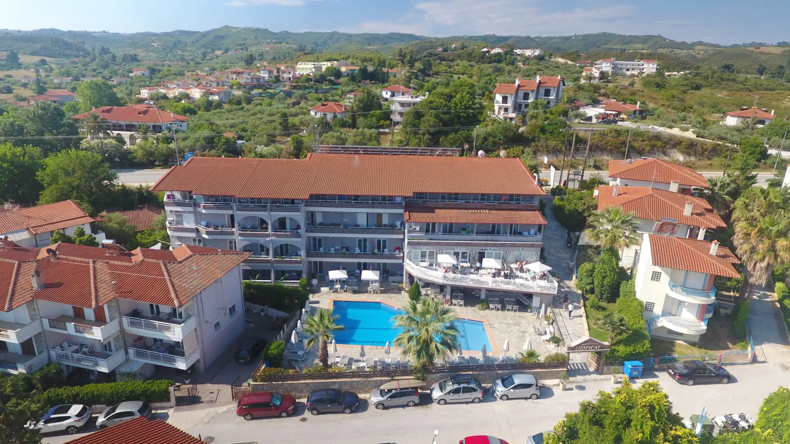 Въздушен изглед към хотела, басейна и курорта – Tropical Hotel, Касандра