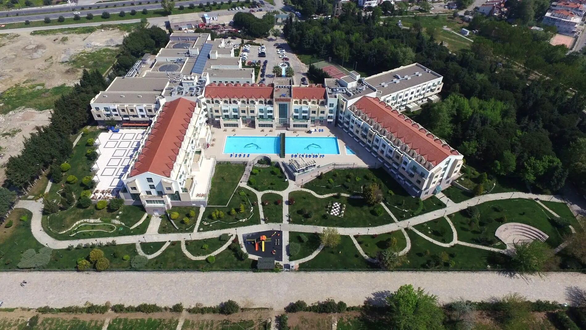 Въздушна снимка на хотела с червени покриви, градина и басейн – Adrina Termal Health & Spa Hotel, Едремит
