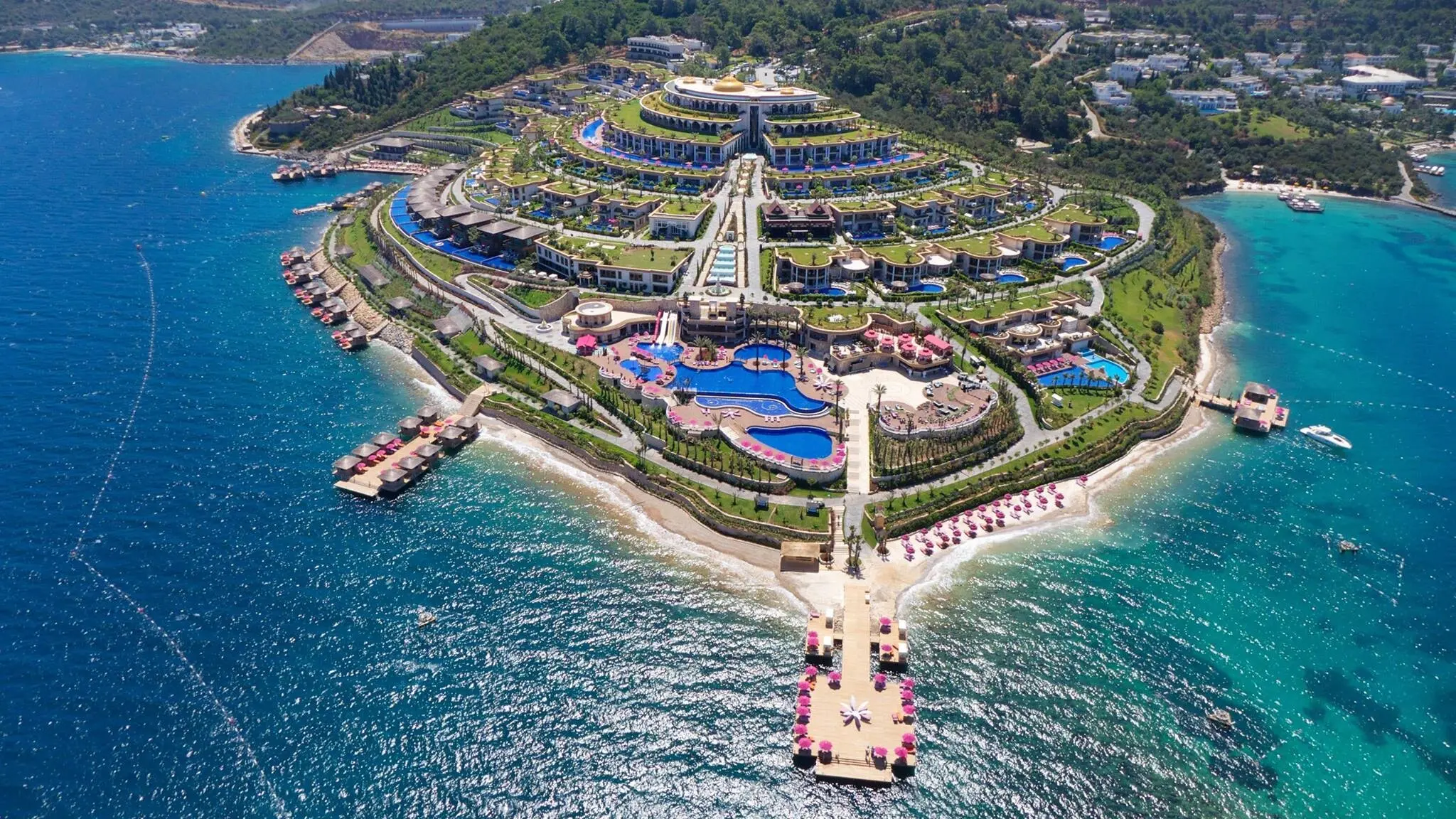Въздушна снимка на хотела на нос с басейни и пясъчен плаж – The Plaza Bodrum (ex. Be Premium Bodrum), Бодрум