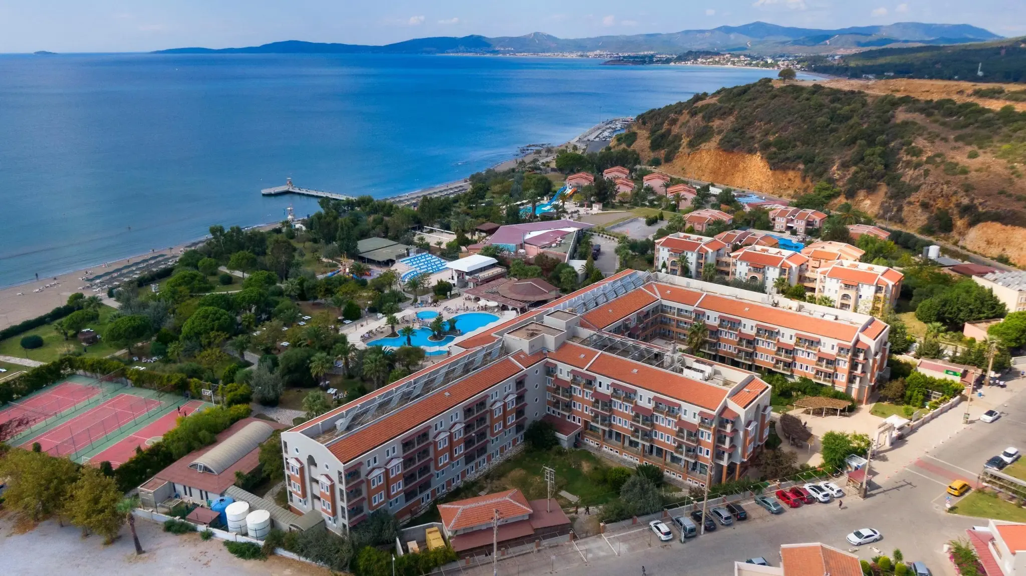 Въздушна гледка към комплекса, плажа и морето с хълмовете наоколо – Cactus Club Yali Hotels & Resort, Гюмюлдюр