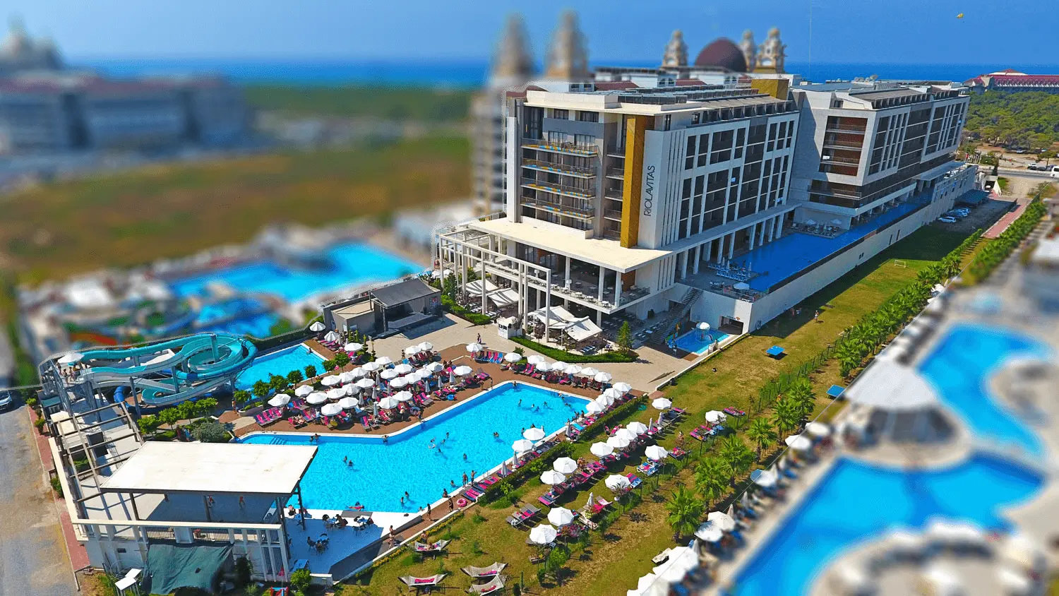 Хотелът с басейни и шезлонги, поглед отгоре – Riolavitas Resort & Spa Hotel, Сиде