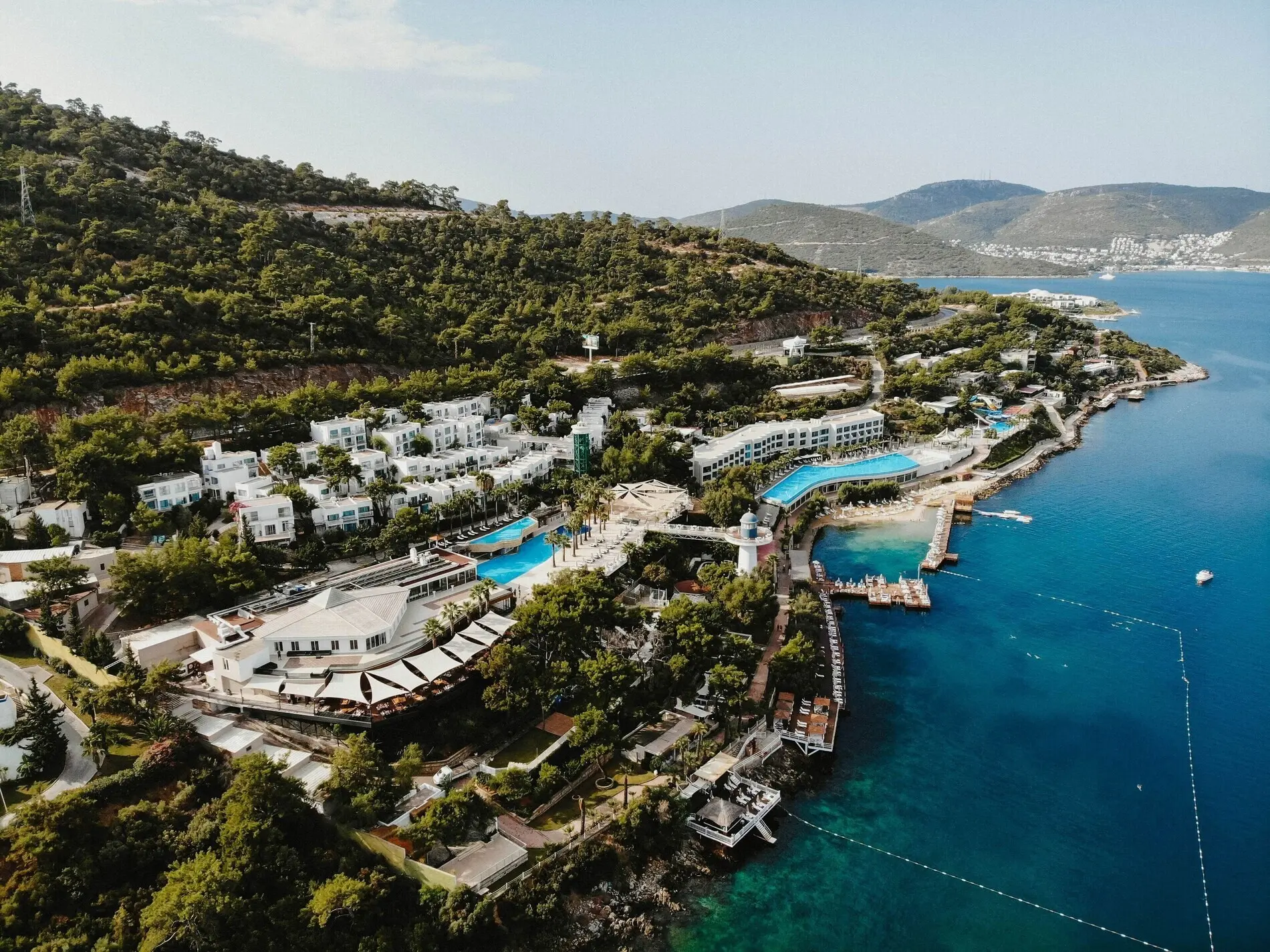 Комплексът по хълма над залива на Торба от въздуха – Blue Dreams Resort & Spa, Бодрум