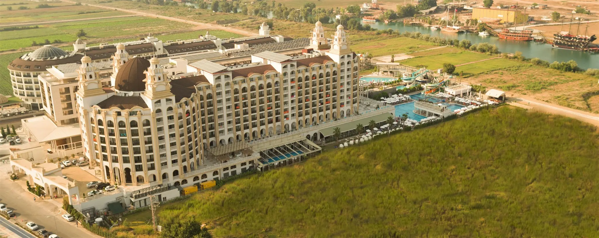 Фасадата на хотела от въздуха със зелена площ пред сградата – Jadore Deluxe Hotel and Spa, Сиде