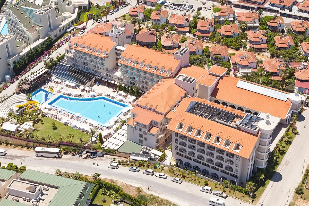 Изглед от въздуха към сградите и басейна в Гюндогду – Side Aluna Hotel (ex. Diamond Beach), Сиде