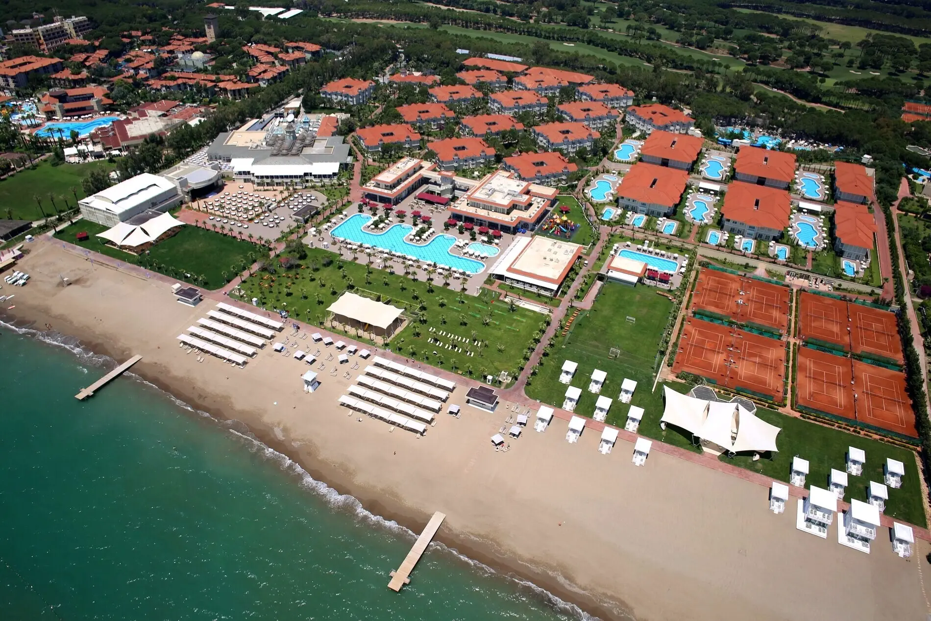 Въздушен изглед към хотела с червени покриви, басейни и плажа – Gural Premier Belek, Белек