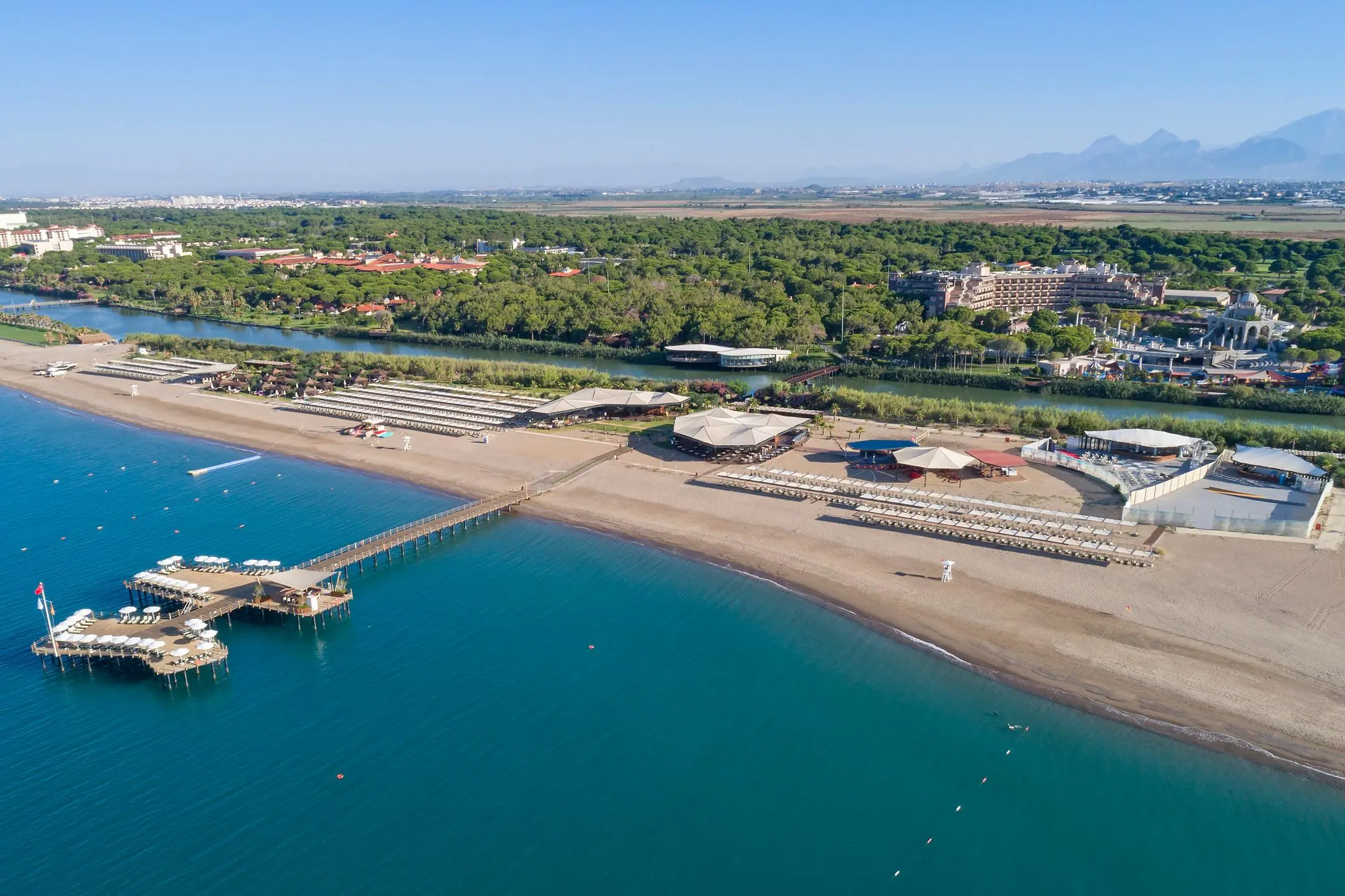 Пясъчен плаж с дървен кей и боров парк, поглед от високо – Xanadu Resort Hotel, Белек