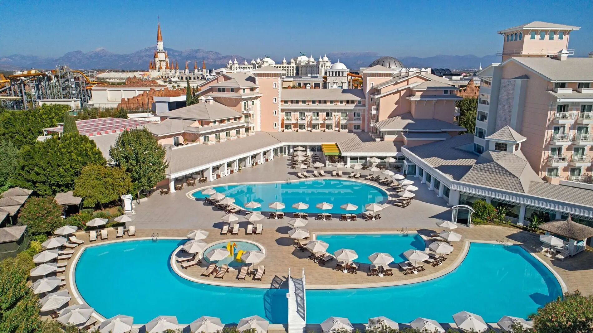 Басейни със шезлонги и розовите сгради на хотела, поглед отгоре – Innvista Hotels Belek, Белек