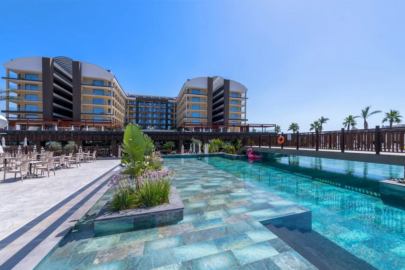 Басейн с тюркоазена вода и корпусите на хотела на заден план – LRS Sorgun Akadia Hotel Luxury (16+), Сиде