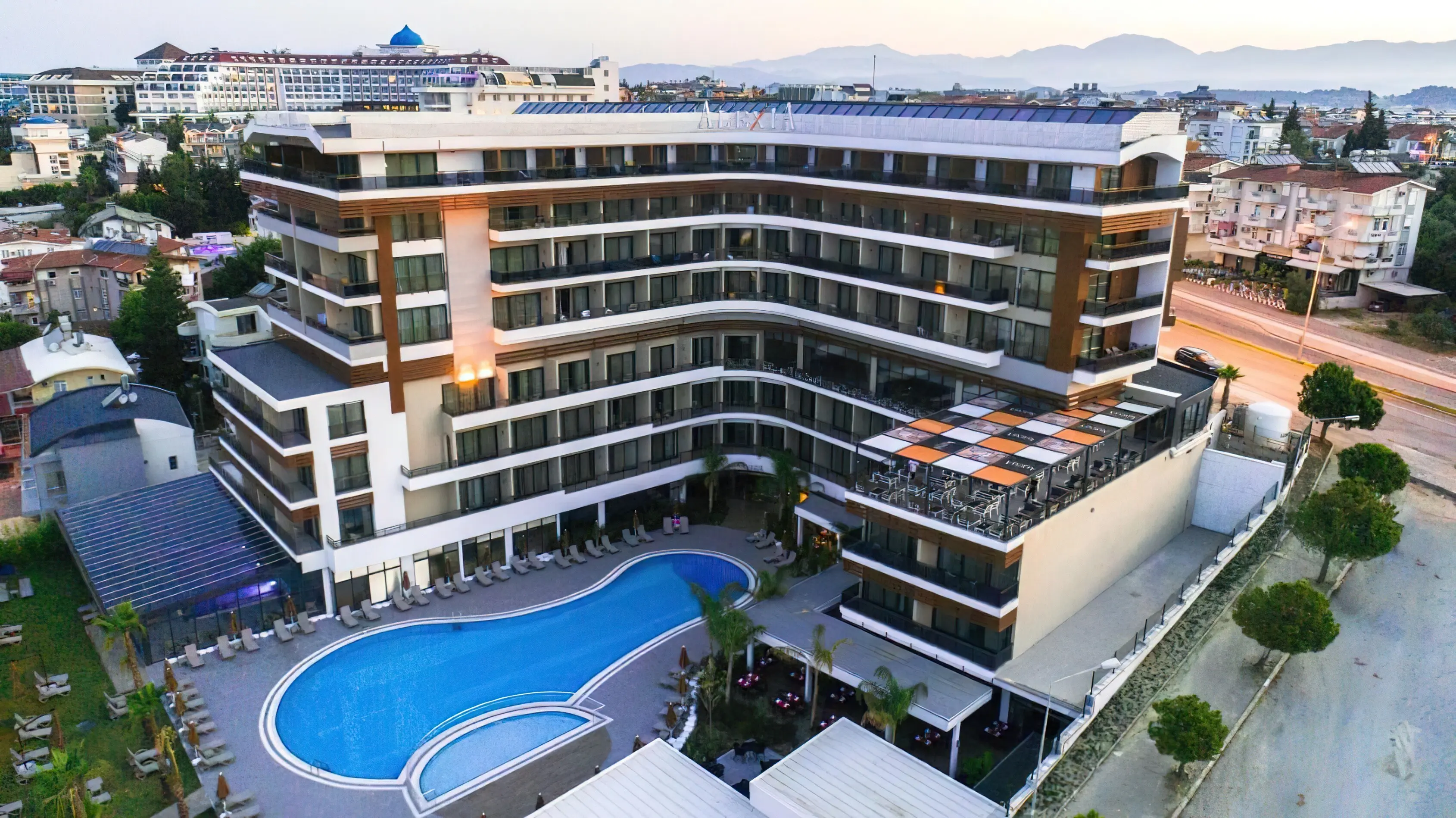 Изглед отвисоко към хотела и басейна по здрач – Alexia Resort & Spa (16+), Сиде