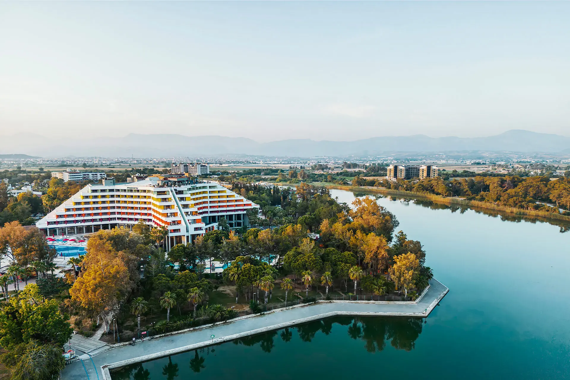 Хотелът сред зеленина до езеро, поглед отвисоко – Megasaray Resort Side, Сиде