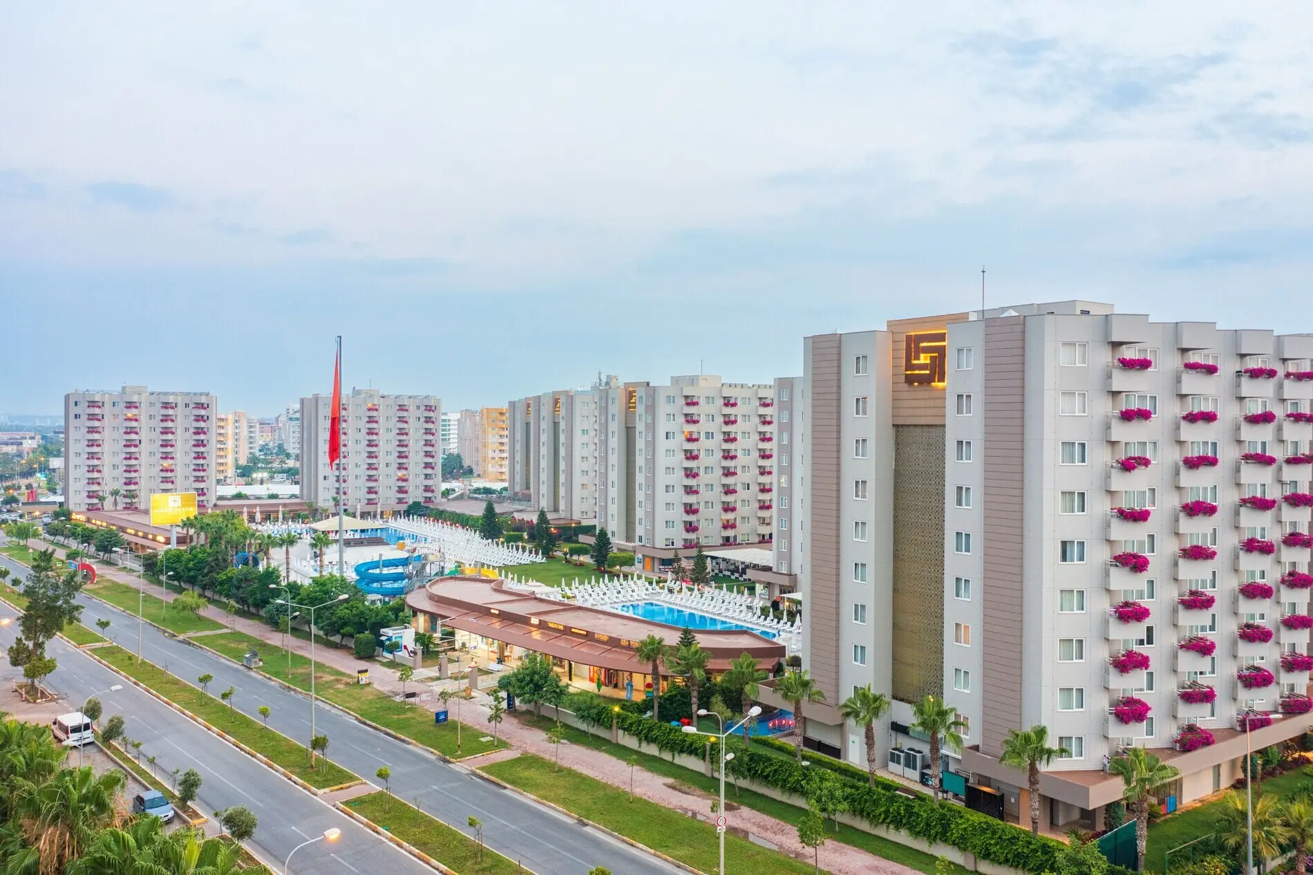 Корпусите и басейните на хотела сред курортната зона отгоре – Grand Park Lara, Лара Кунду
