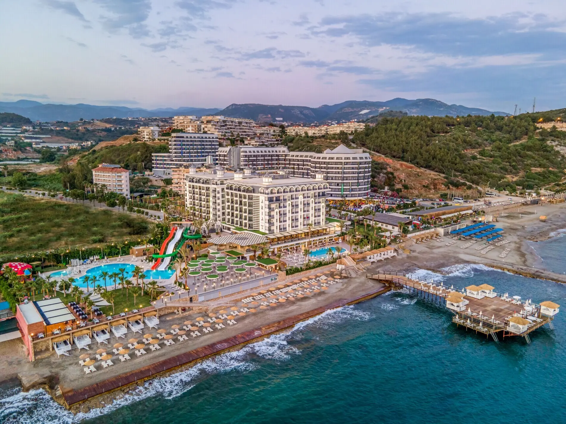 Изглед от въздуха към хотела, плажа с кея и планините – Aria Resort & Spa Hotel, Алания