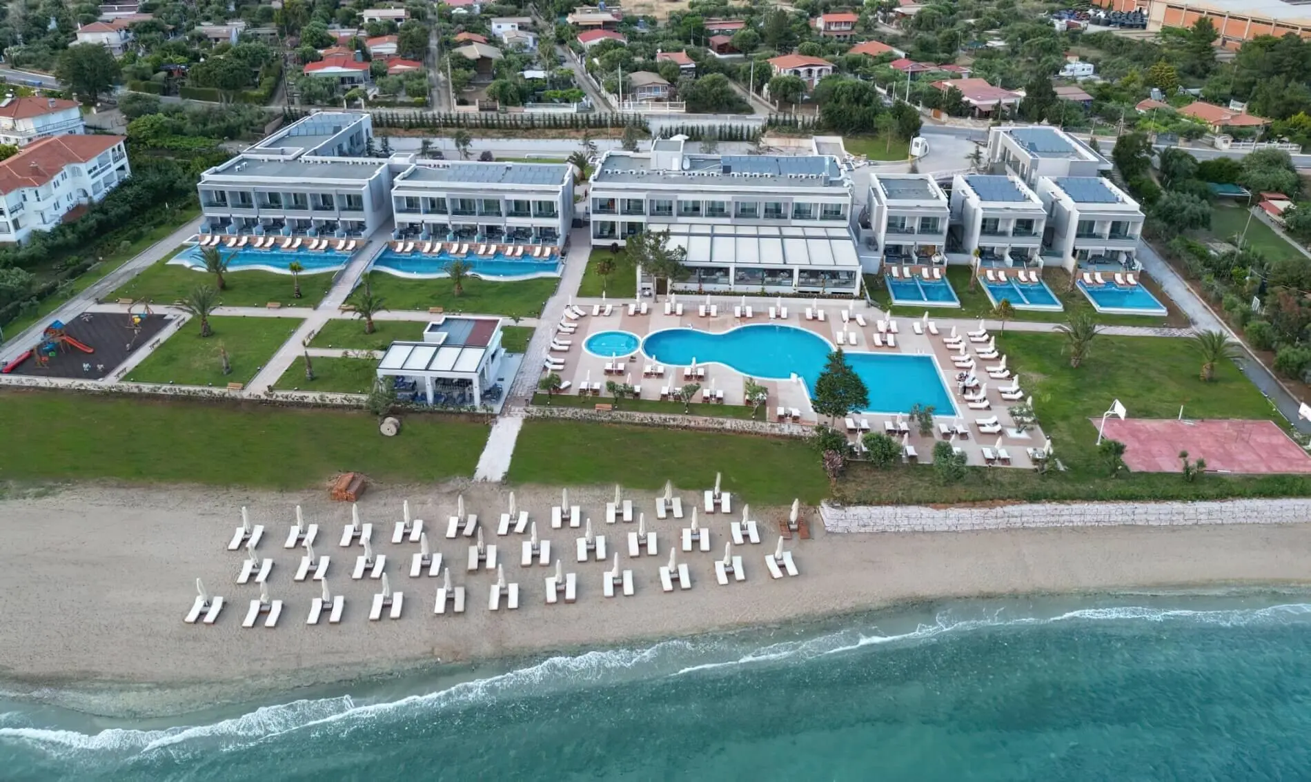 Хотелът, басейните и пясъчният плаж от въздуха – Sea Coast Resort, Ситония