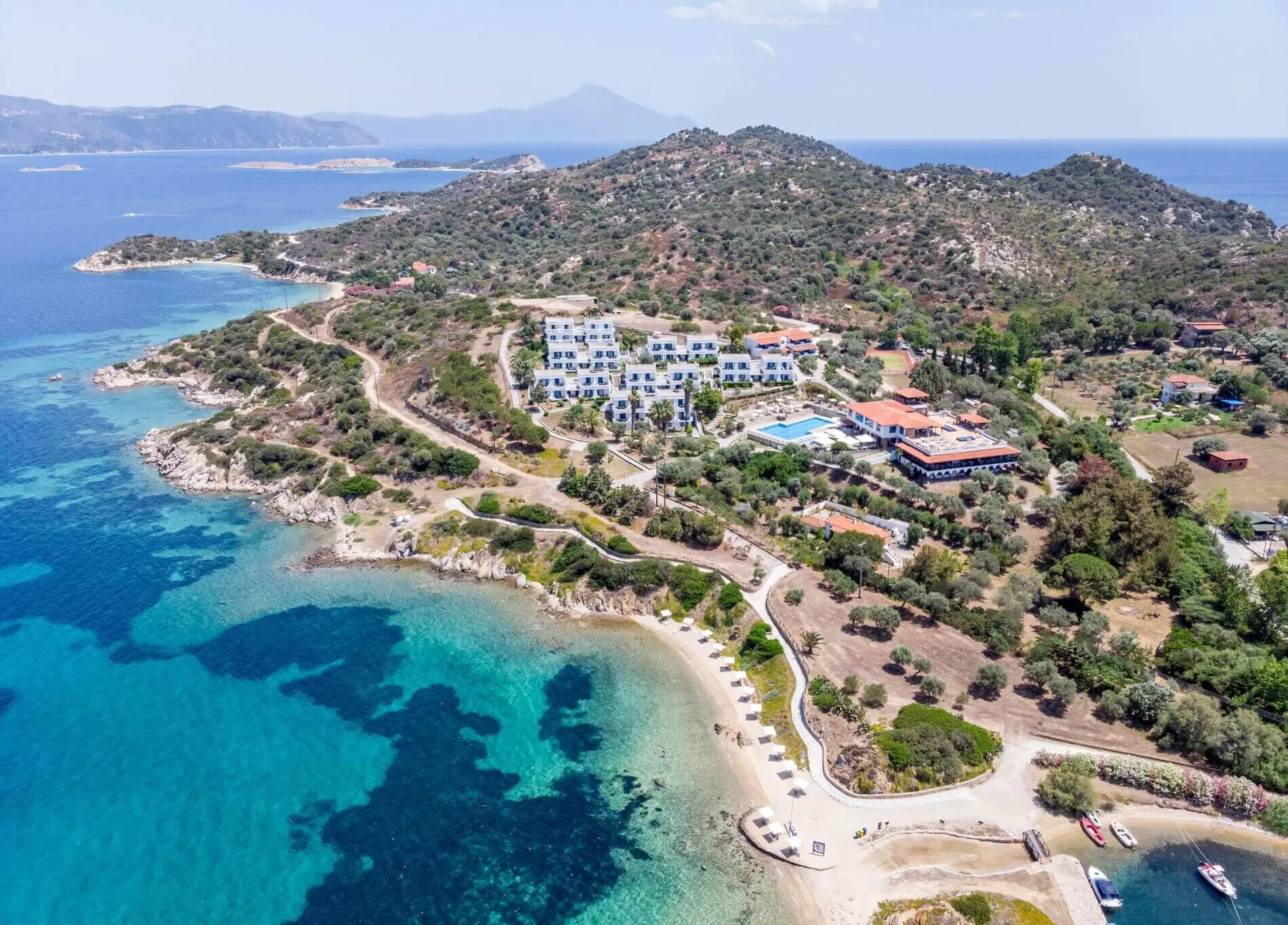Въздушен изглед към комплекса, полуострова и морето – Agionissi Resort, Атон