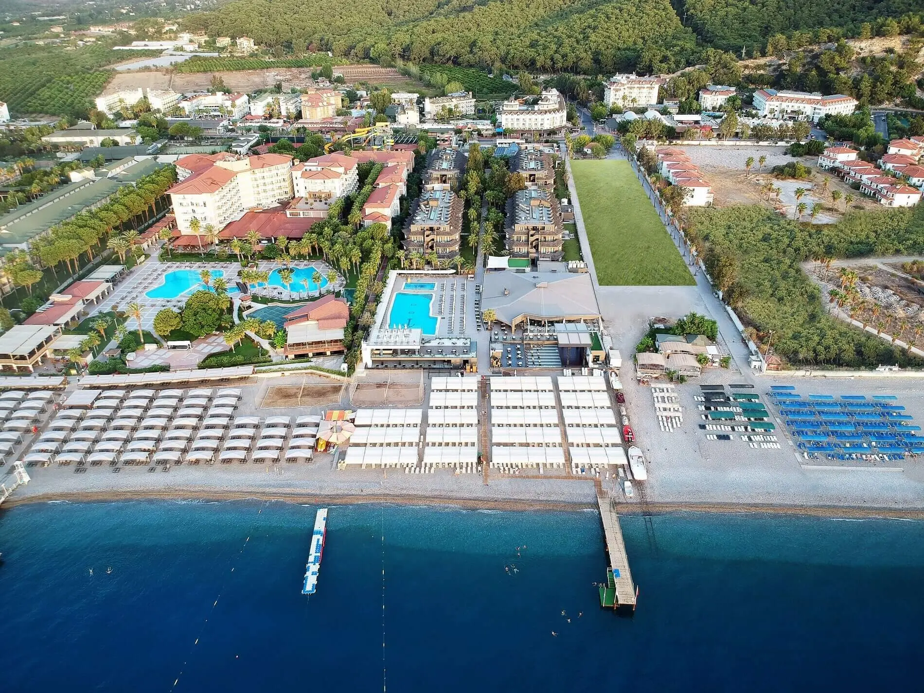 Въздушен изглед към хотела, басейните, плажа и дървения кей – Sailor’s Beach Club, Кемер