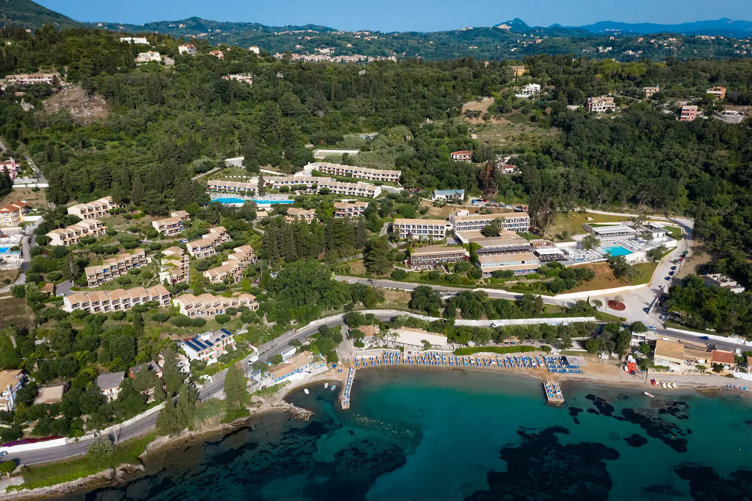 Въздушен изглед към комплекса сред зеленина над залива – Aeolos Beach Resort, Корфу