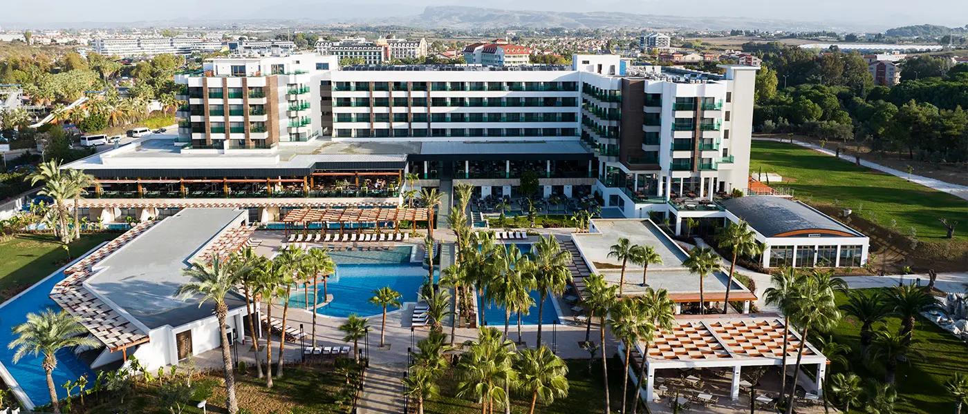 Въздушен изглед към хотела, басейна и палмовата градина – Sural Saray Hotel (16+), Сиде