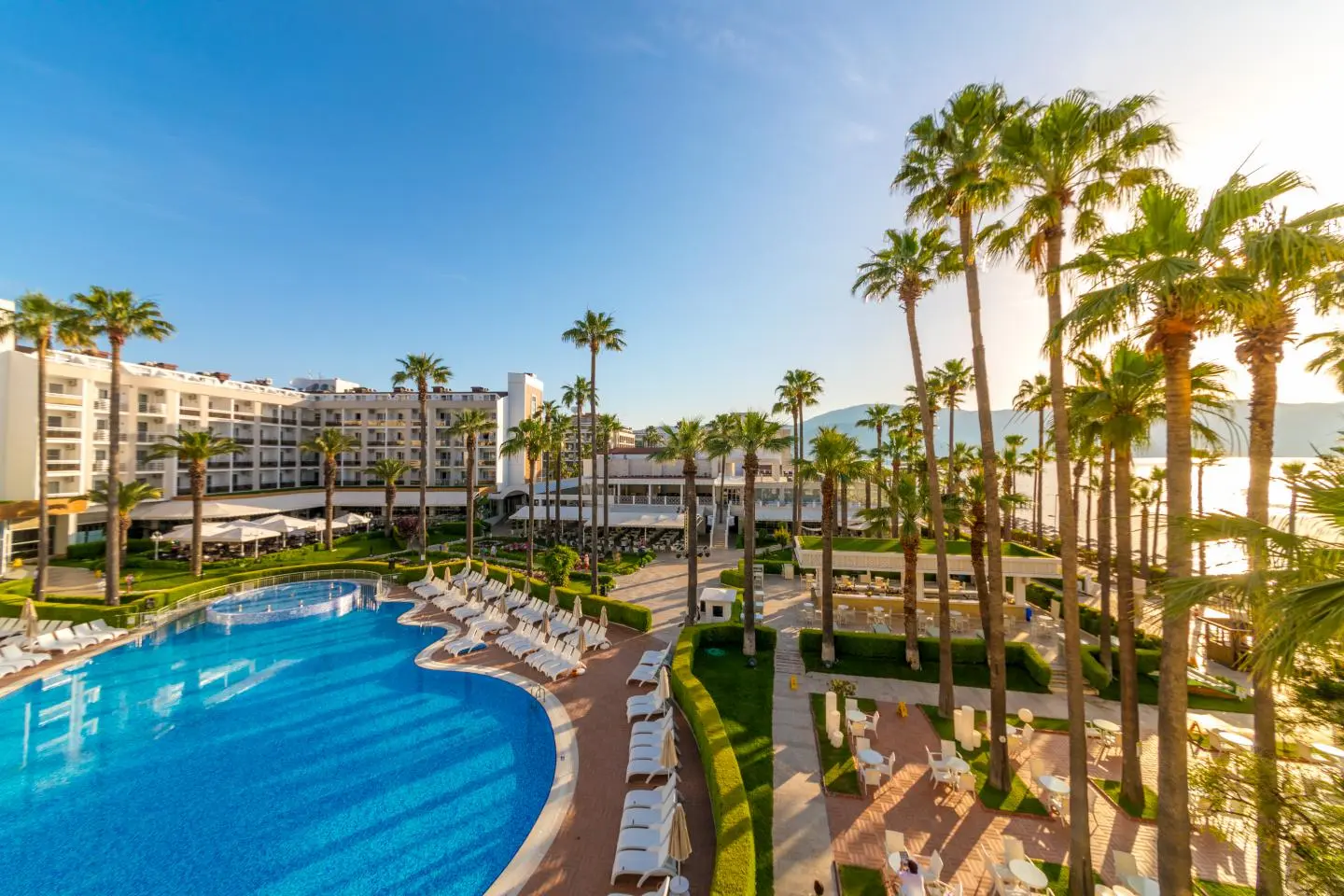 Голям басейн сред високи палми и шезлонги в слънчев следобед – Prime Beach Hotel, Мармарис