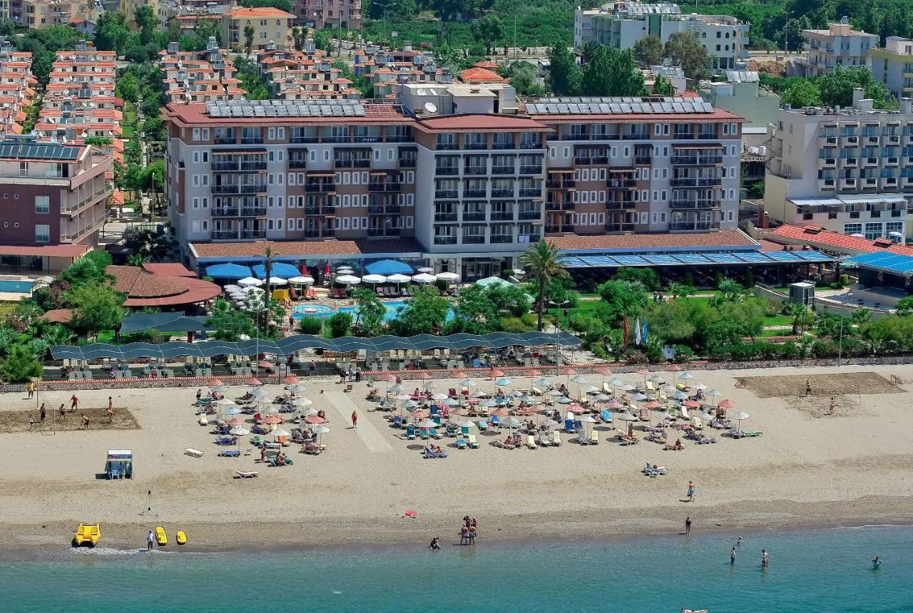 Хотелът и пясъчният плаж с чадъри и шезлонги, отгоре – Club Cactus Paradise, Гумулдур