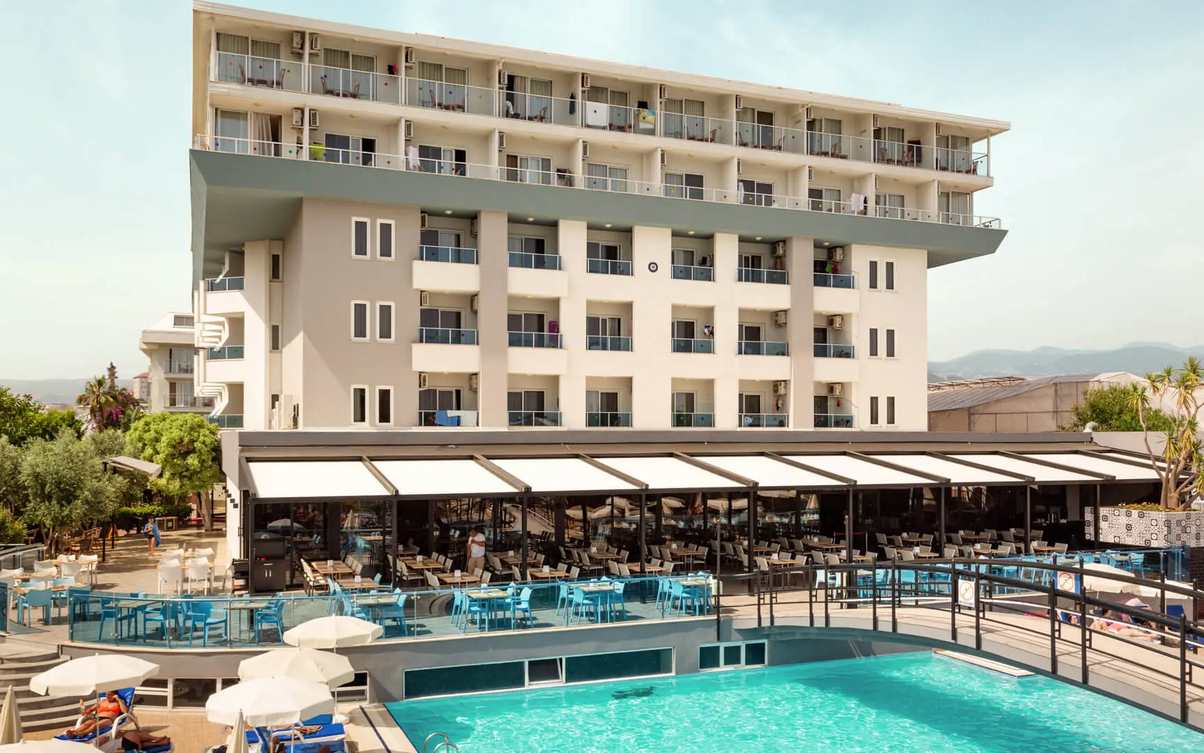 Фасада на хотела с терасата на ресторанта и басейна на преден план – Numa Konaktepe Hotel, Алания