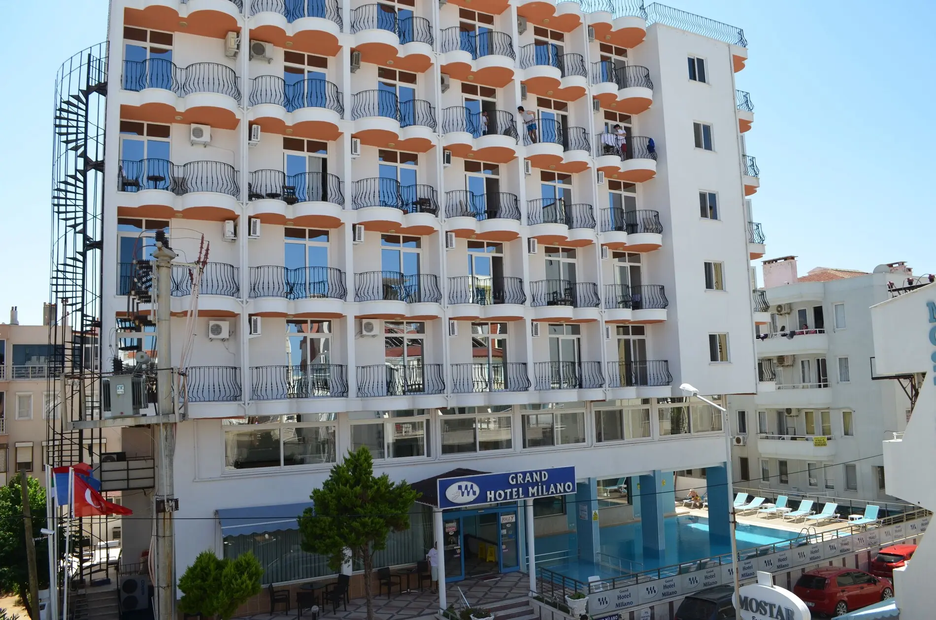 Многоетажна сграда на хотела с балкони и басейн на партера – Grand Milano Hotel, Айвалък