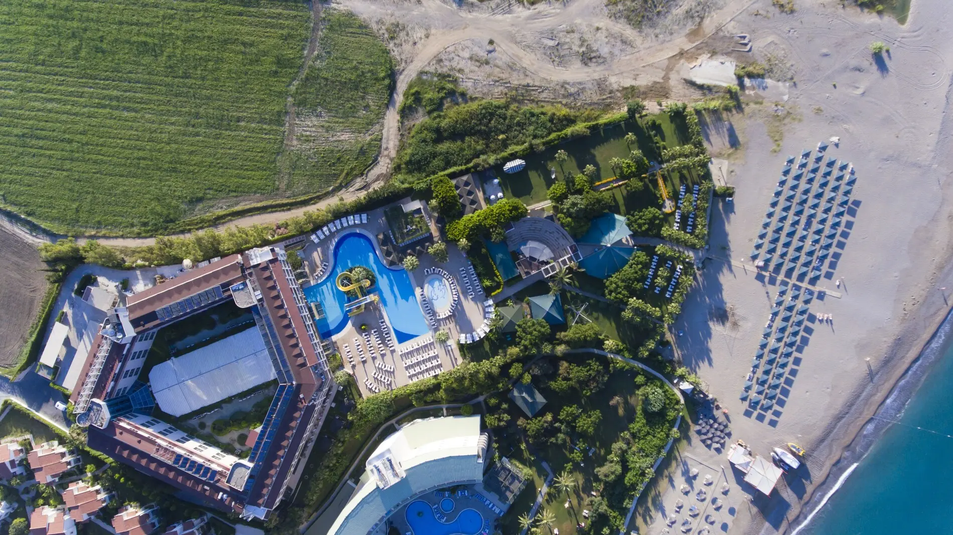 Въздушна снимка на хотела с басейн, шезлонги и плажната ивица – Washington Resort Hotel & SPA, Сиде