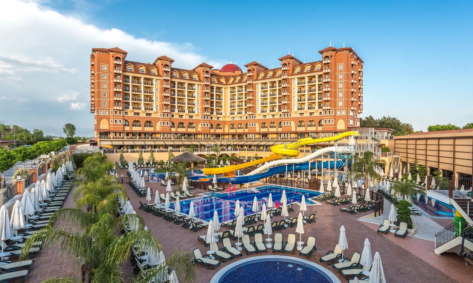 Хотелската сграда с кули, басейни, водни пързалки и шезлонги – Villa Side Residence, Кумкьой