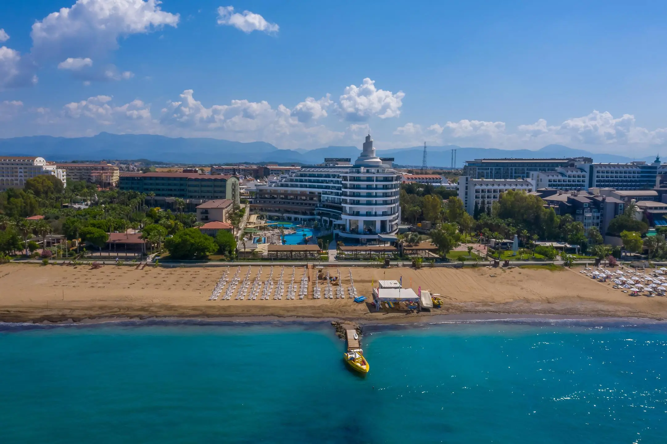 Хотелът на плажа, поглед от морето към плажната ивица – Seaden Quality Resort & Spa, Сиде
