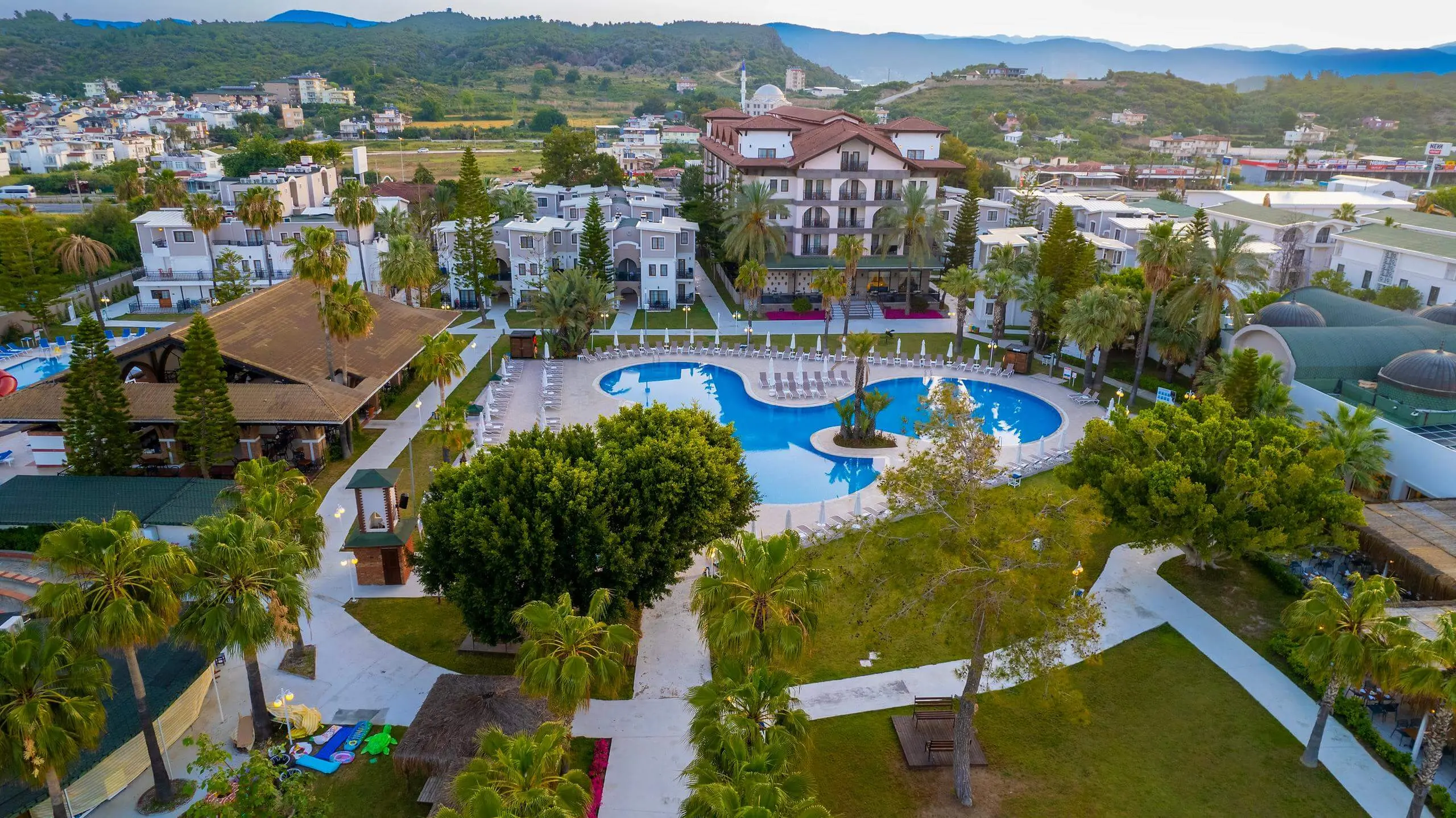 Вид отгоре към басейна и хотелските корпуси сред зеленина – Selectum Colours Sıde (ex. Selectum Elite Resort), Сиде