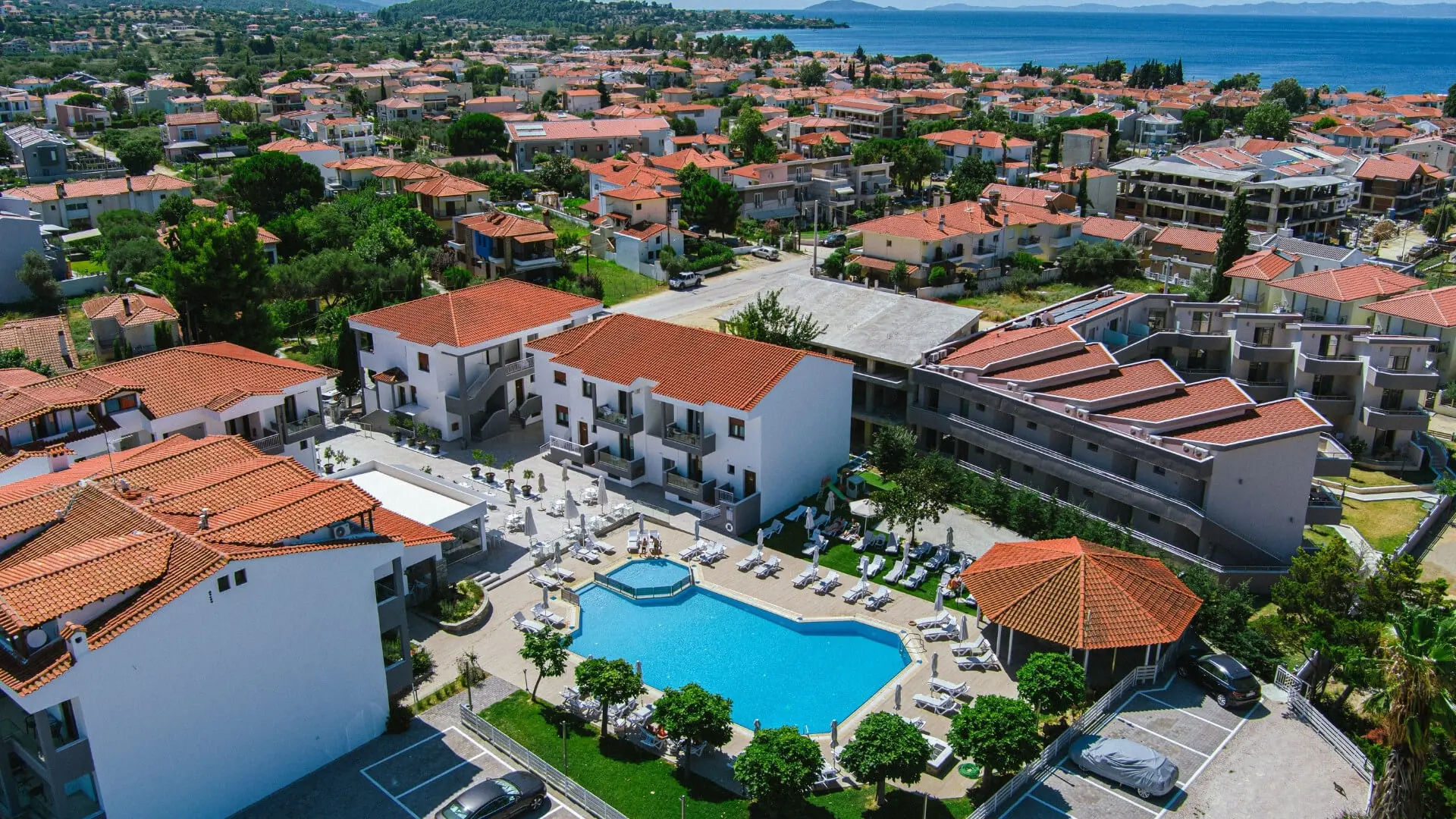 Комплексът, басейнът и селището от въздуха – Acrotel Lily Ann Village, Ситония