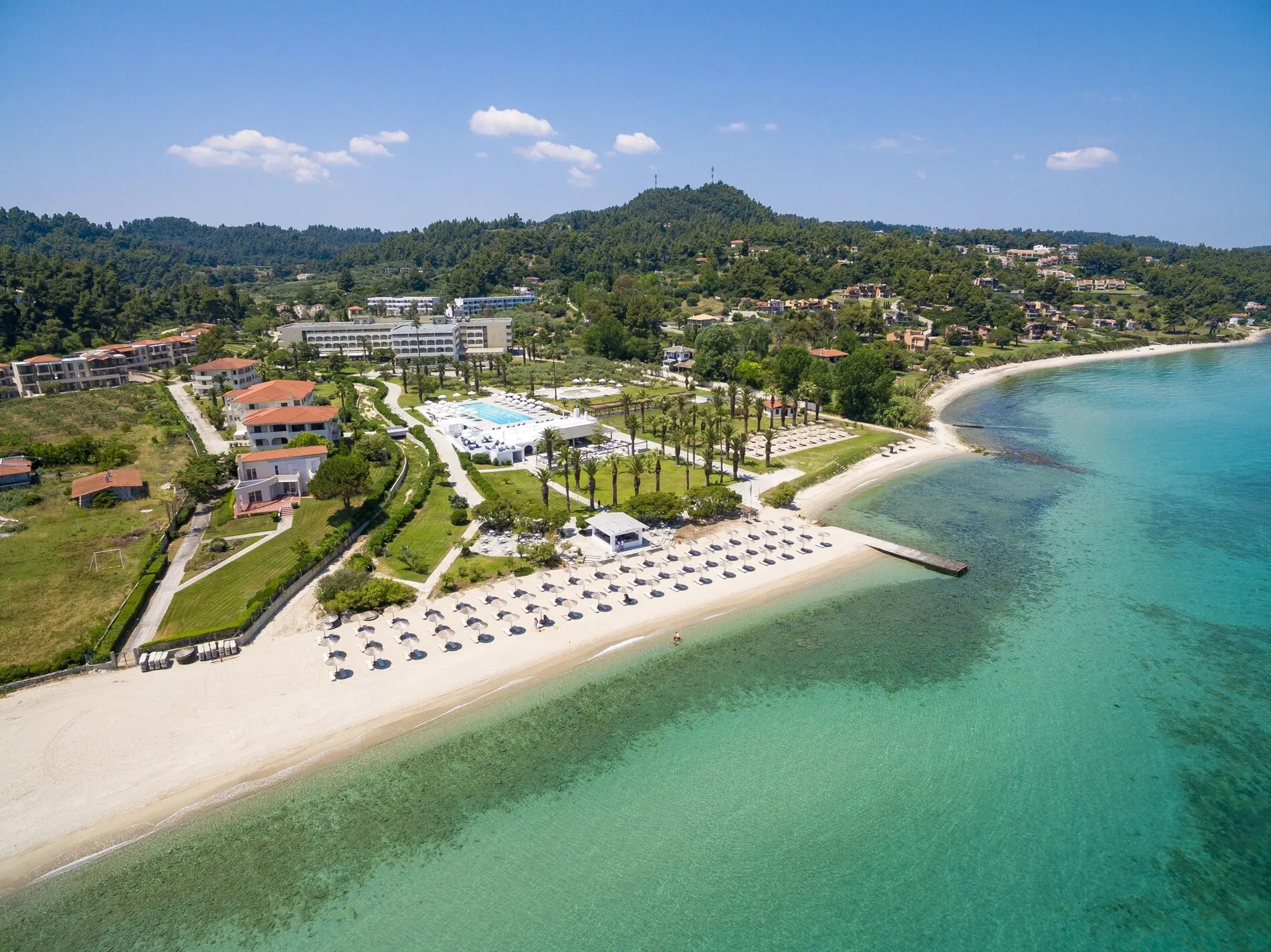 Въздушен изглед към курорта, плажа и тюркоазената вода – Kassandra Palace Seaside Resort, Касандра