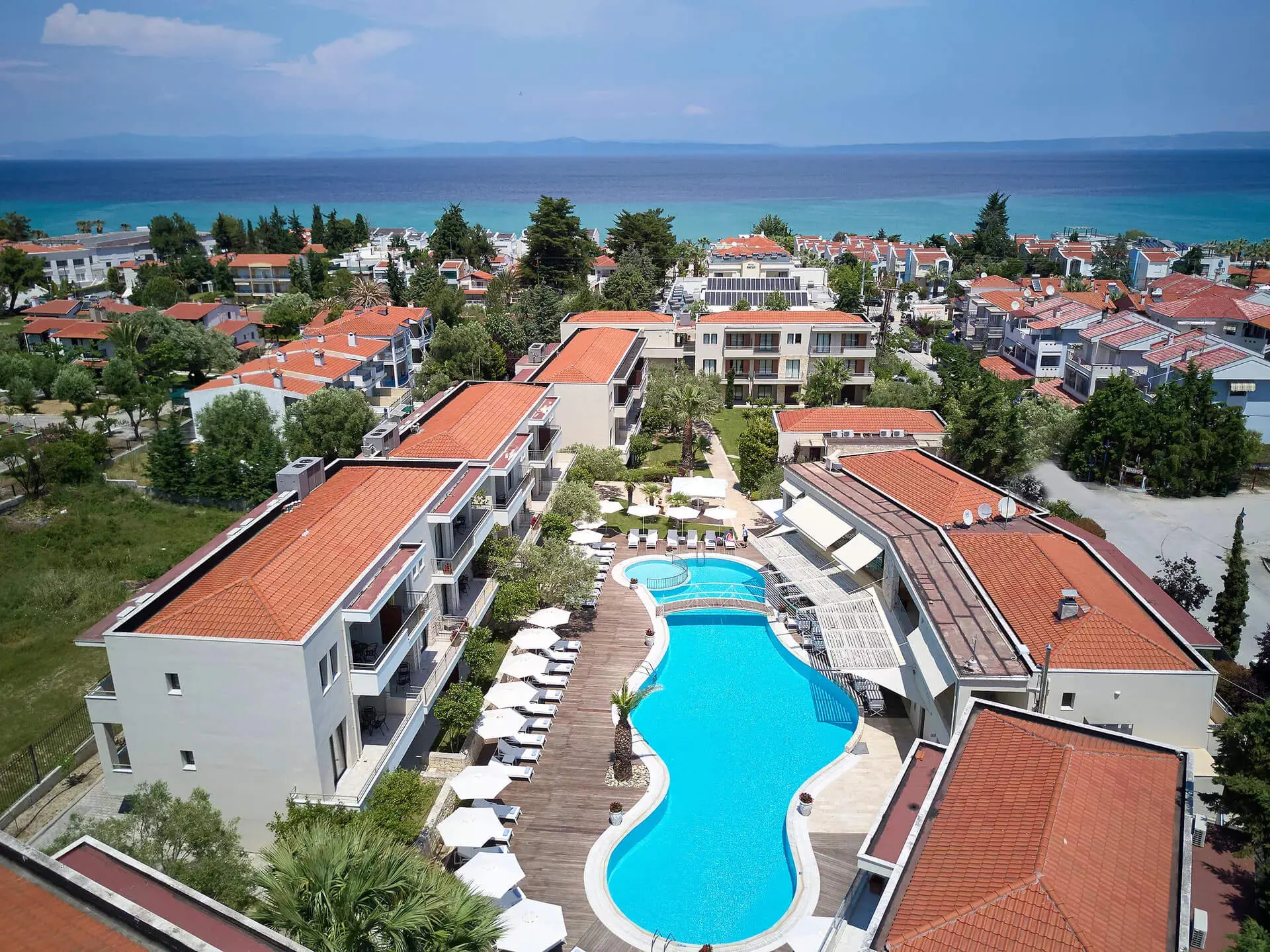 Басейнът между сградите и морето отвисоко – Renaissance Hanioti Resort, Касандра