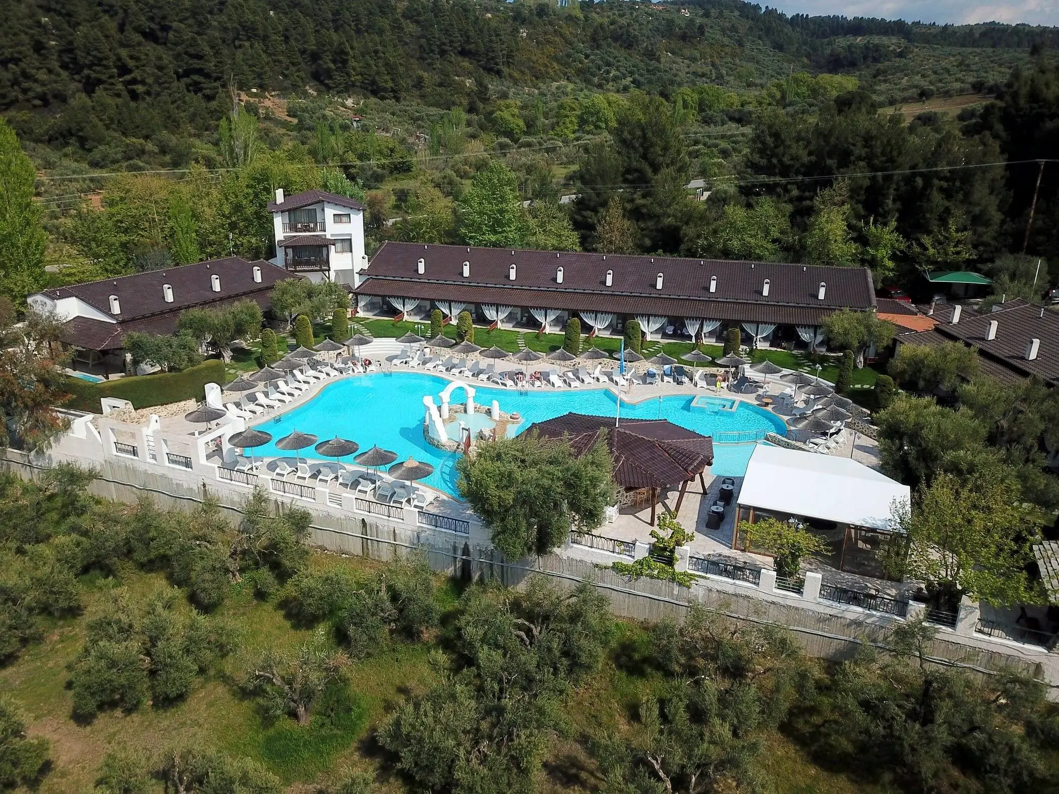 Комплексът с басейна сред маслинови горички отвисоко – Acrotel Athena Residence, Ситония
